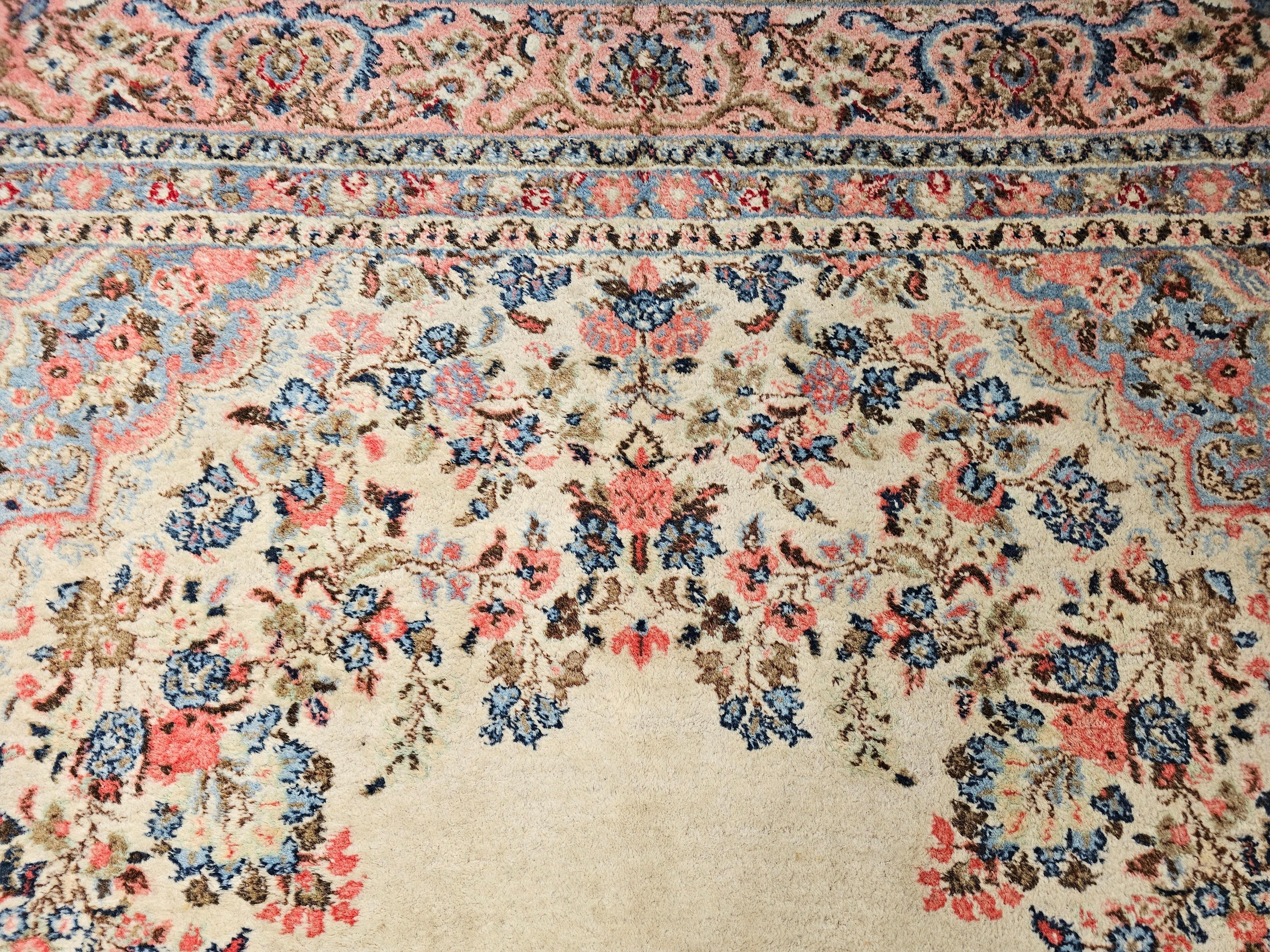 Alfombra persa Qazvin vintage de gran tamaño con motivos florales en marfil, azul y rosa en venta 3