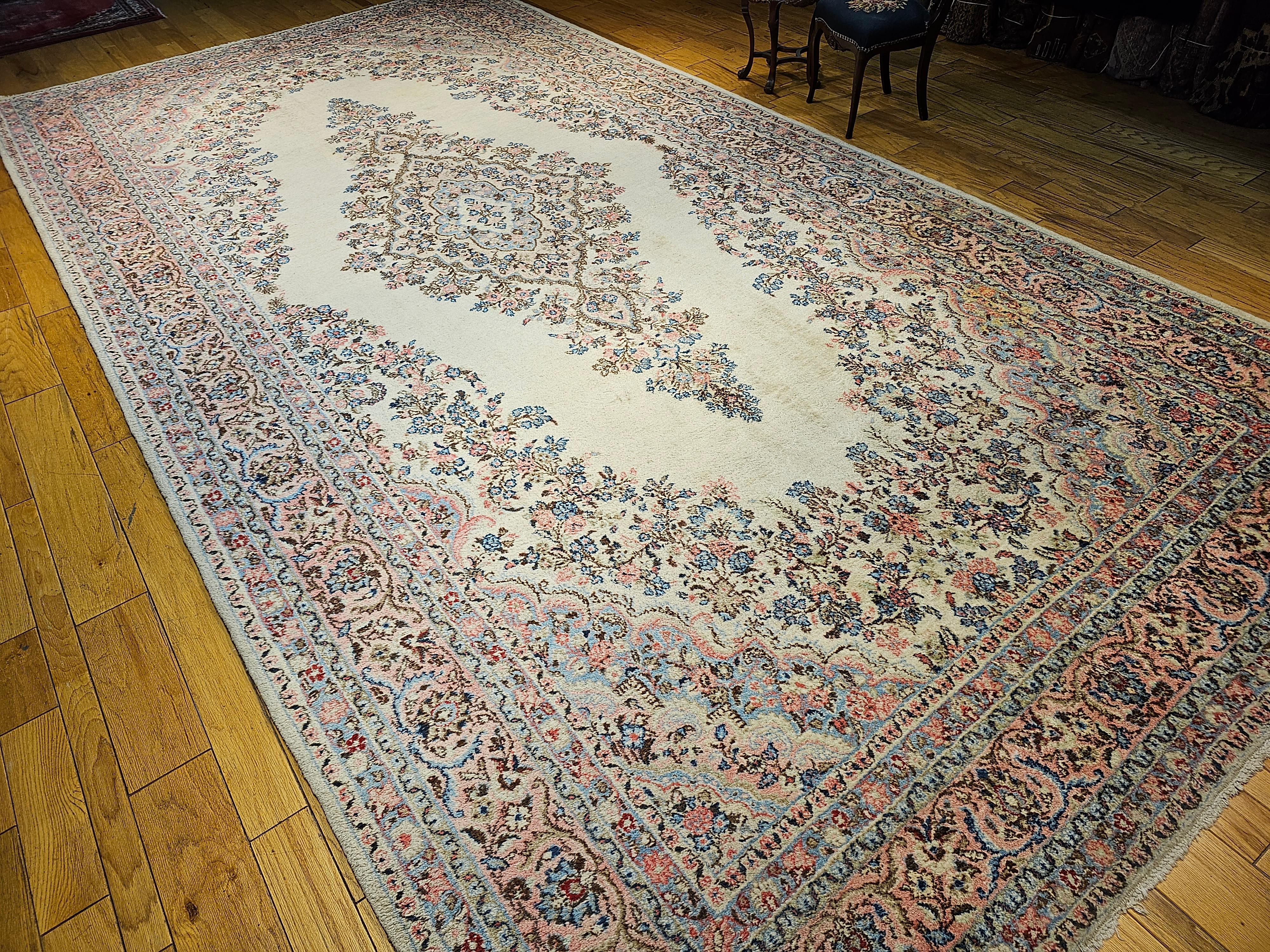 Alfombra persa Qazvin vintage de gran tamaño con motivos florales en marfil, azul y rosa en venta 5