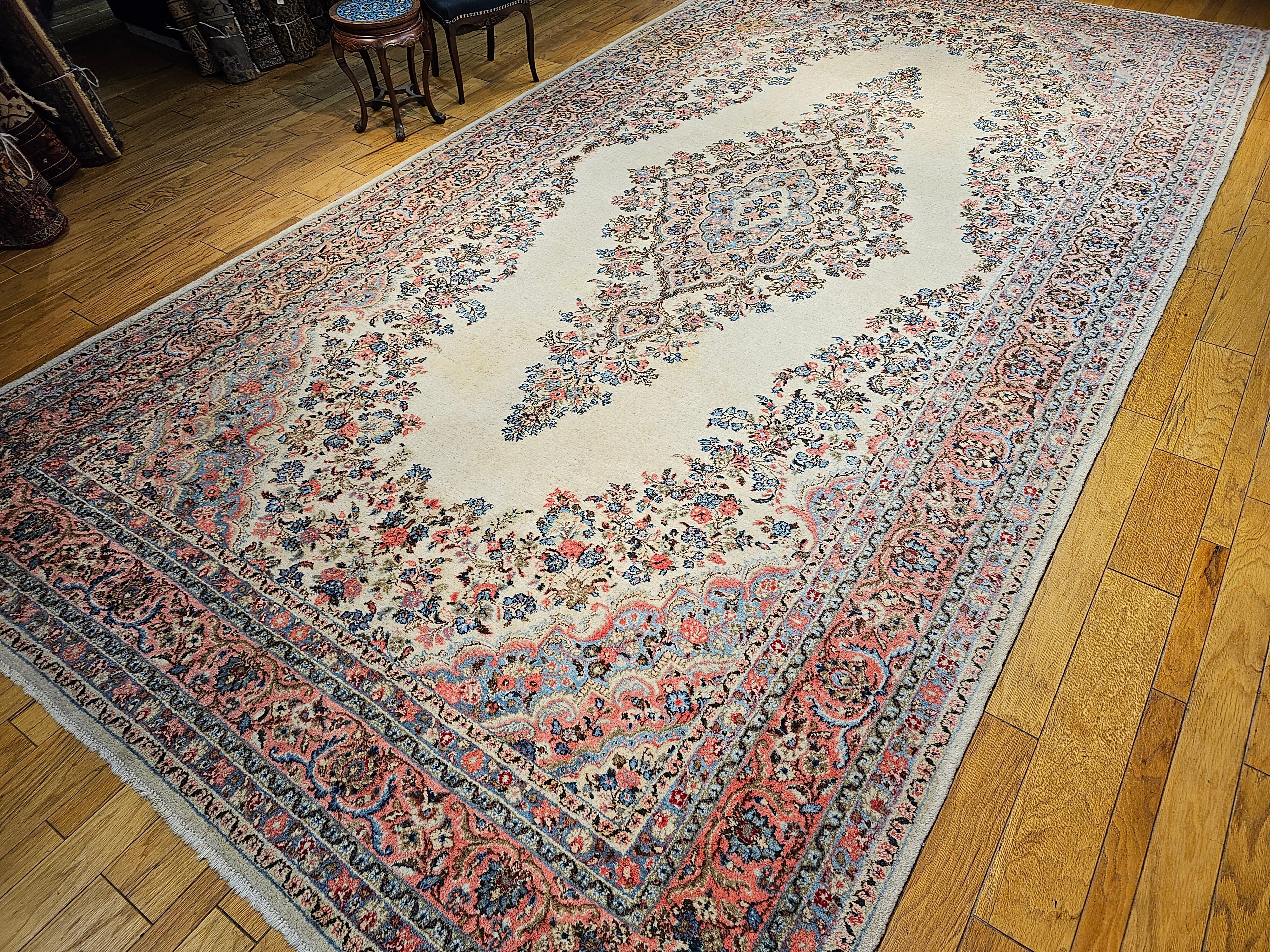 Alfombra persa Qazvin vintage de gran tamaño con motivos florales en marfil, azul y rosa en venta 10