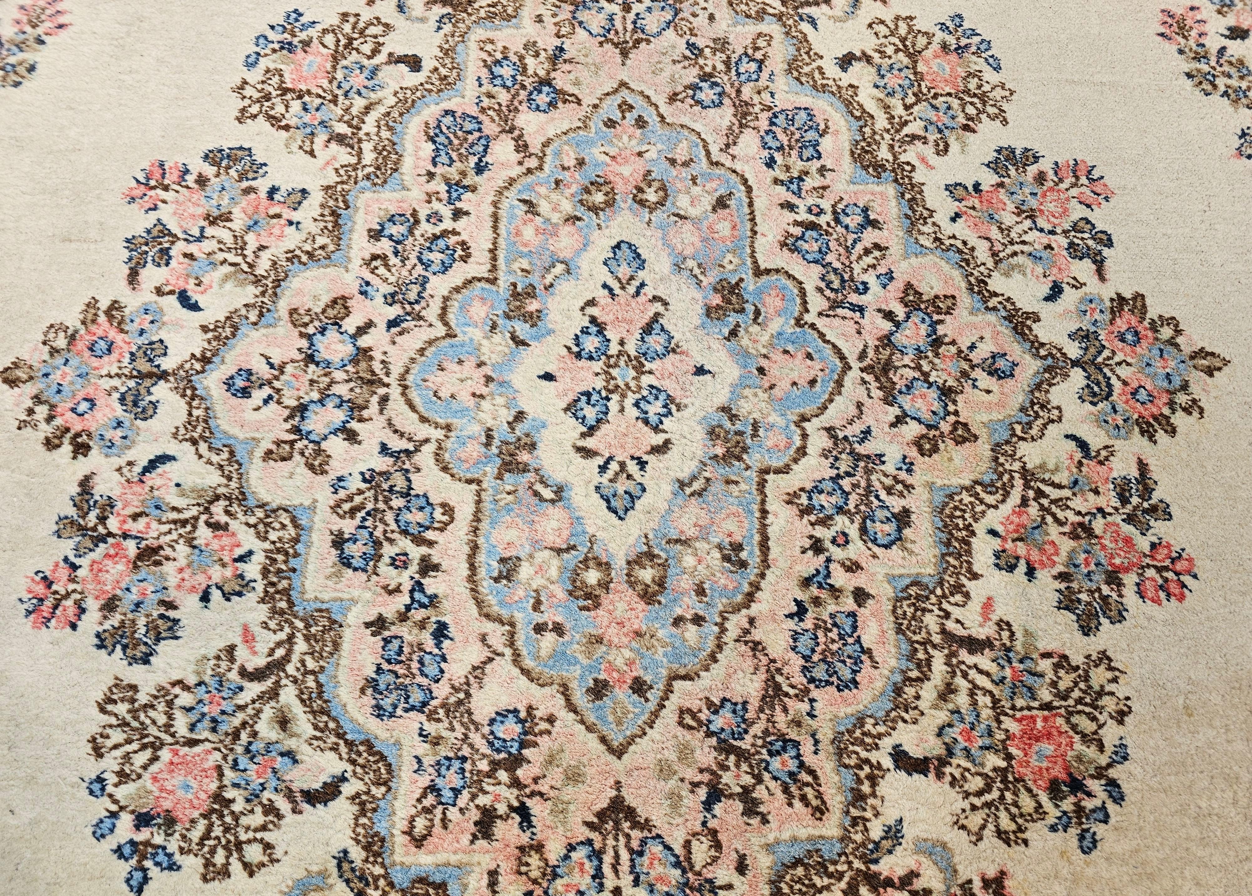 Alfombra persa Qazvin vintage de gran tamaño con motivos florales en marfil, azul y rosa en venta 1