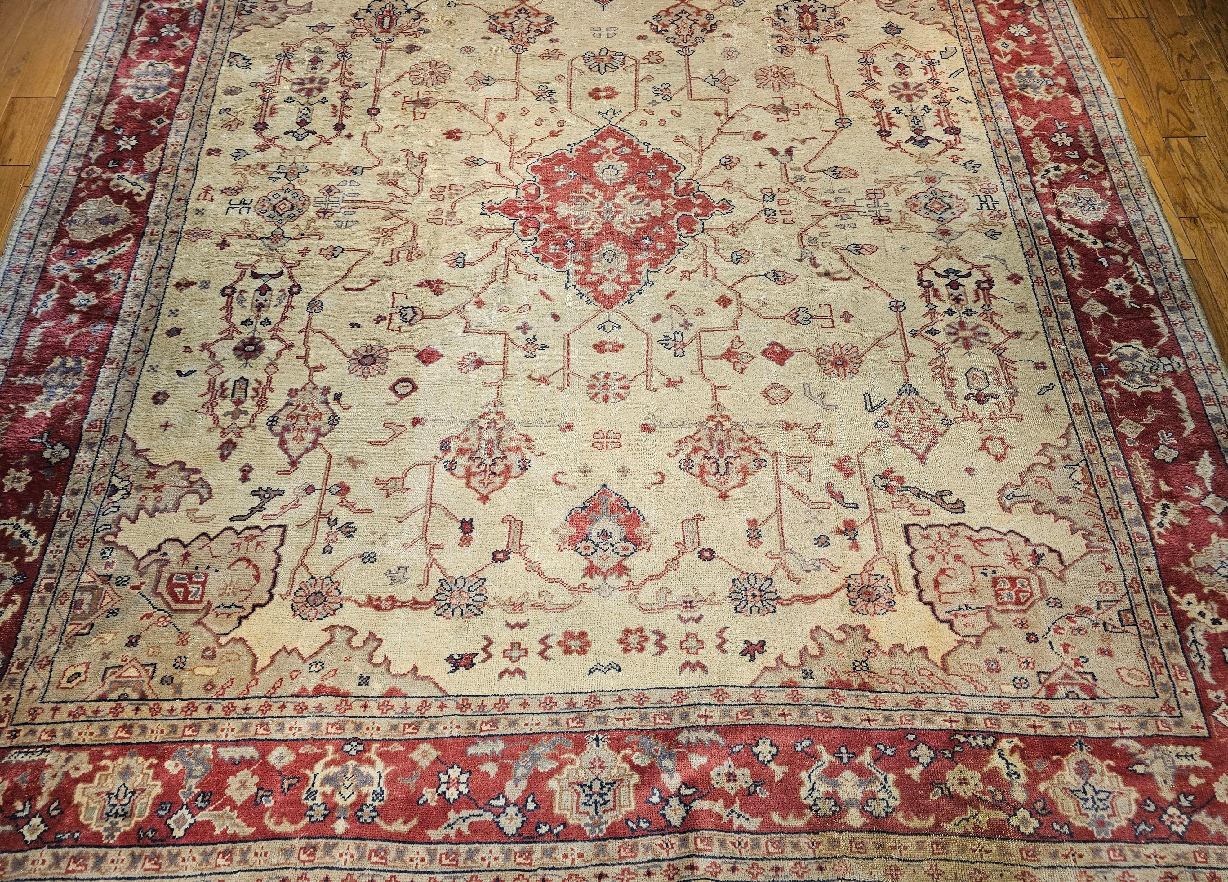 Turco Oushak turco quadrato oversize d'epoca in crema, rosso, verde pallido e rosa in vendita