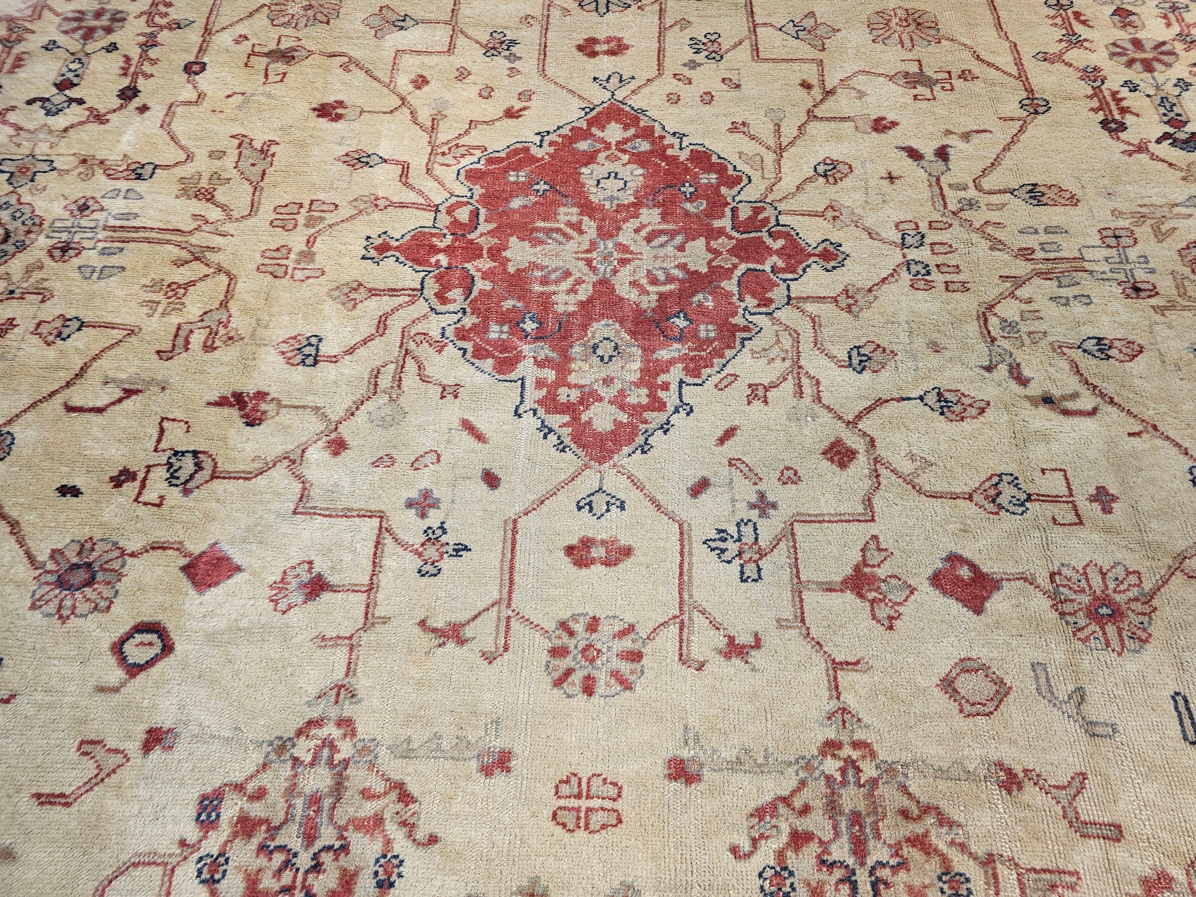 Oushak turco quadrato oversize d'epoca in crema, rosso, verde pallido e rosa In condizioni buone in vendita a Barrington, IL