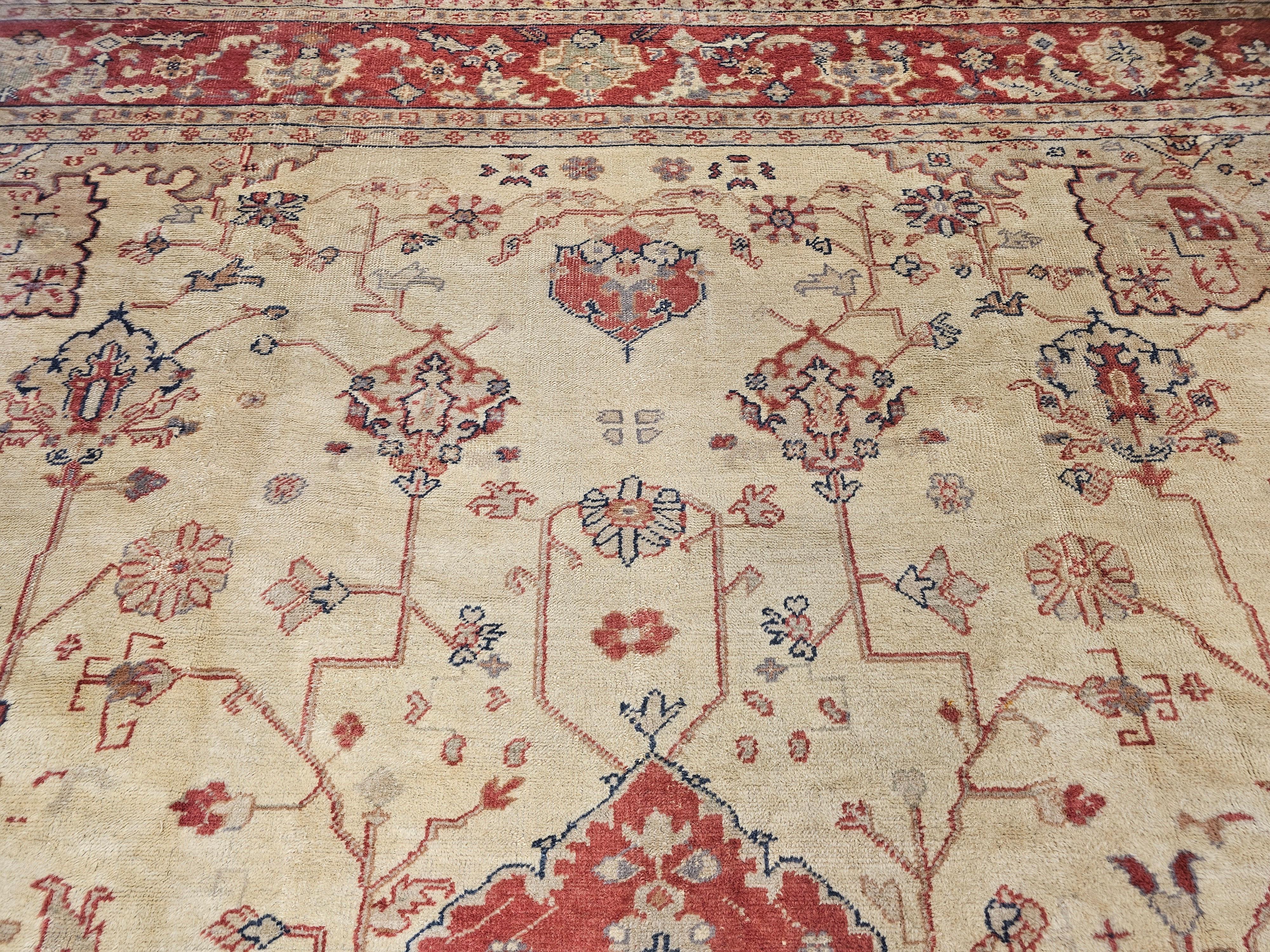 XX secolo Oushak turco quadrato oversize d'epoca in crema, rosso, verde pallido e rosa in vendita