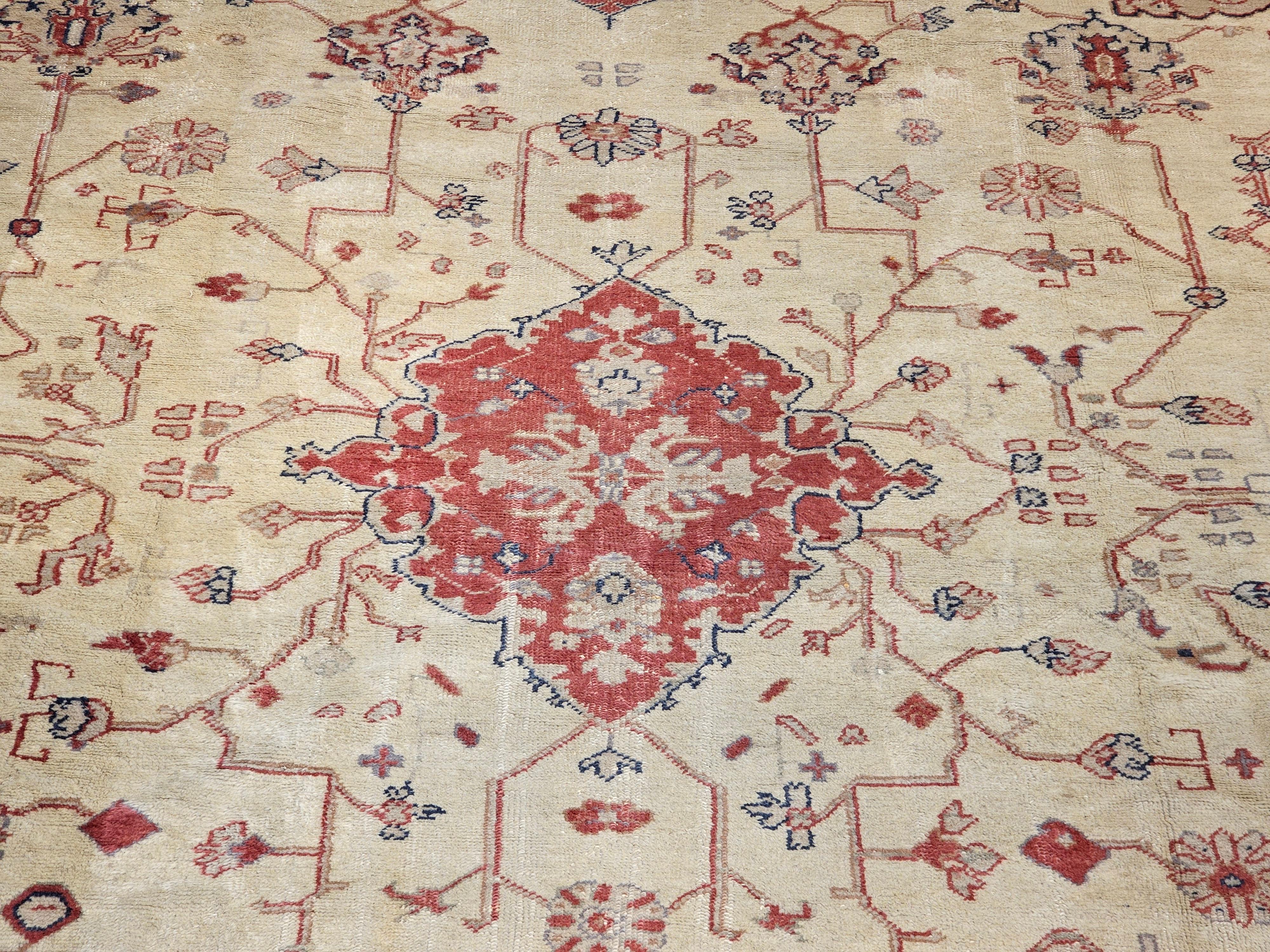Lana Oushak turco quadrato oversize d'epoca in crema, rosso, verde pallido e rosa in vendita