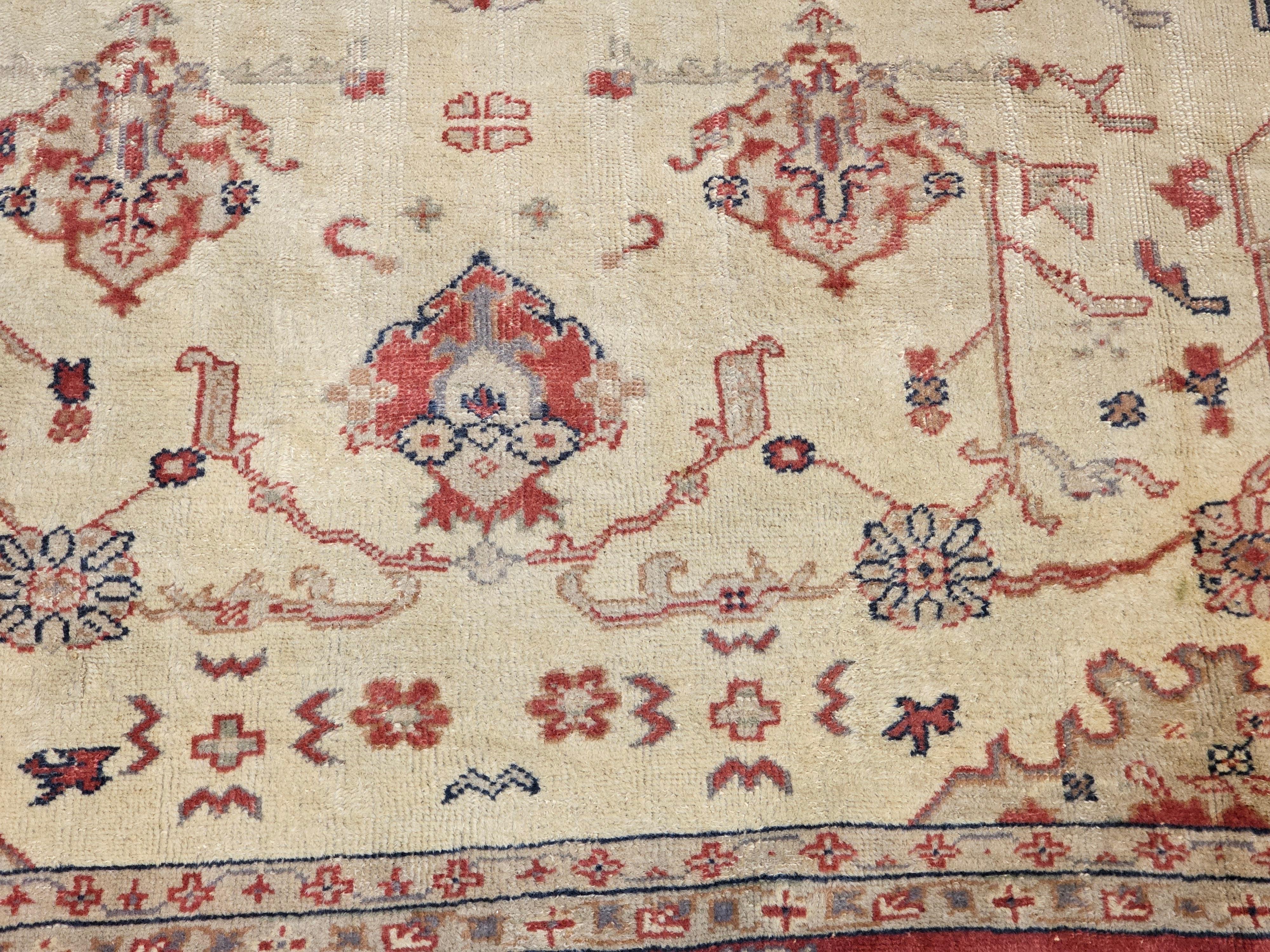 Oushak turco quadrato oversize d'epoca in crema, rosso, verde pallido e rosa in vendita 1