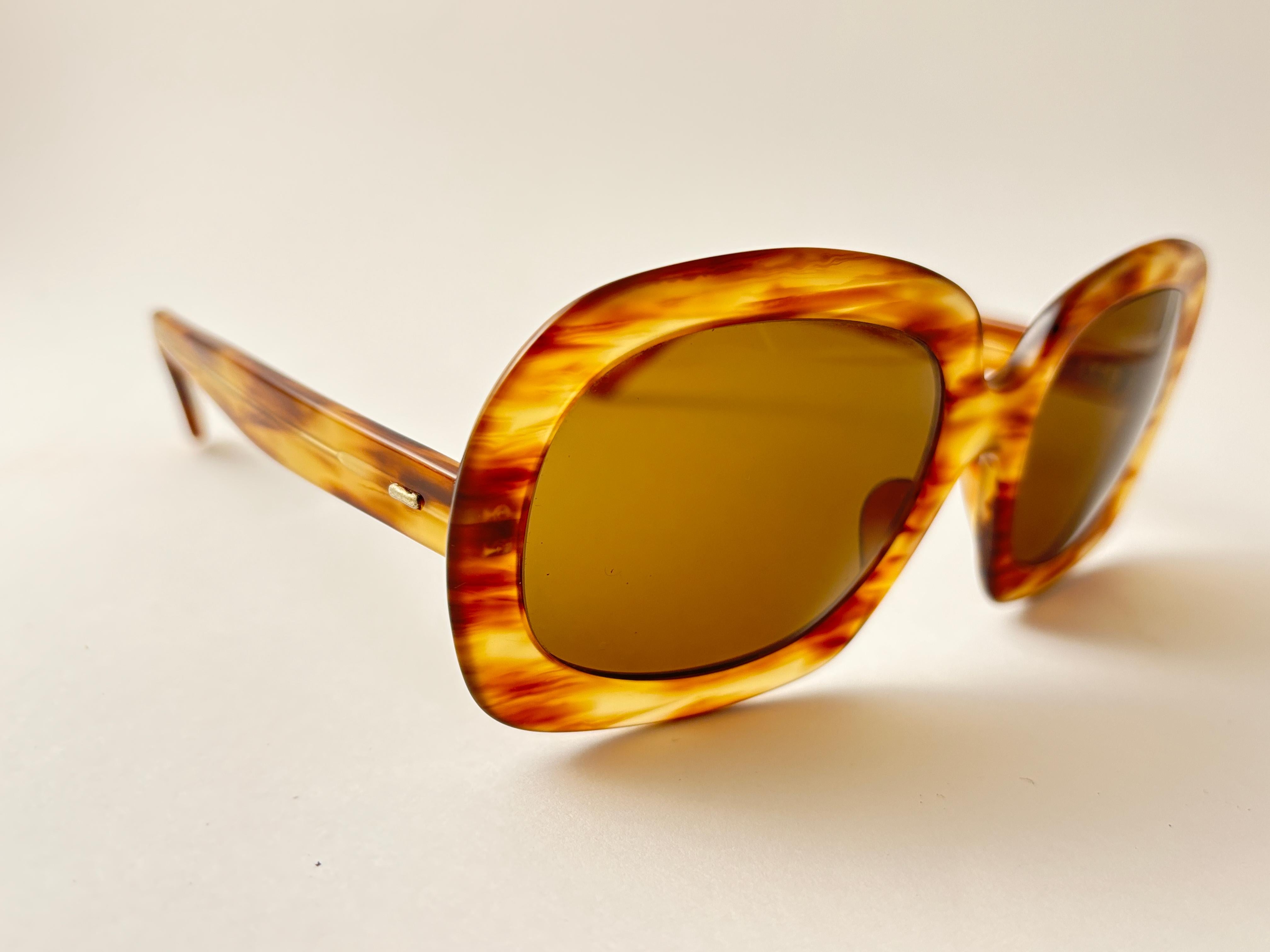 Vintage By übergroße A.Paris übergroße Schildkröte Sonnenbrille 1970'S Made in France


Dieser Artikel kann Anzeichen von Verschleiß auf beiden Linsen und Rahmen aufgrund der Lagerung.



Vorderseite : 15 Zentimeter

Linse Höhe : 5 cm

Linse Breite