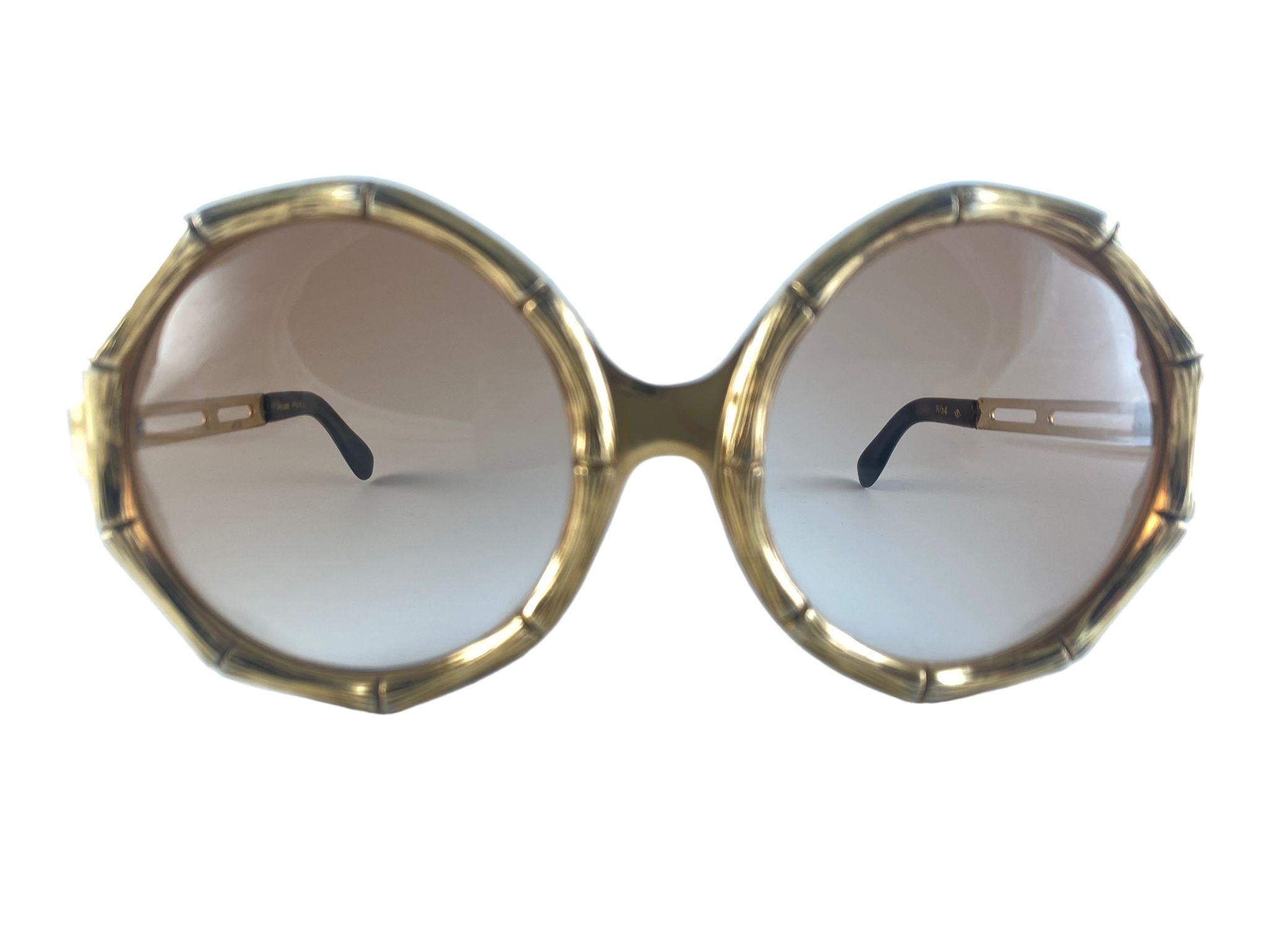 Marron Lunettes de soleil vintage surdimensionnées en bambou doré 1970's Made in France en vente