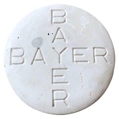 Vieille pilule d'aspirine Bayer surdimensionnée en plâtre