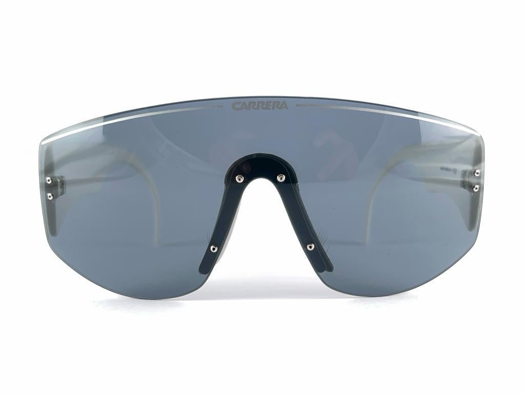 New 1990'S Übergroße Carrera Sonnenbrille.

Erstaunliche Handwerkskunst und Qualität. 

Nie getragen oder angezeigt 
Dieses Element haben kleinere Zeichen der Abnutzung durch die Lagerung und einige leichte Kratzer auf der Linse



Hergestellt in