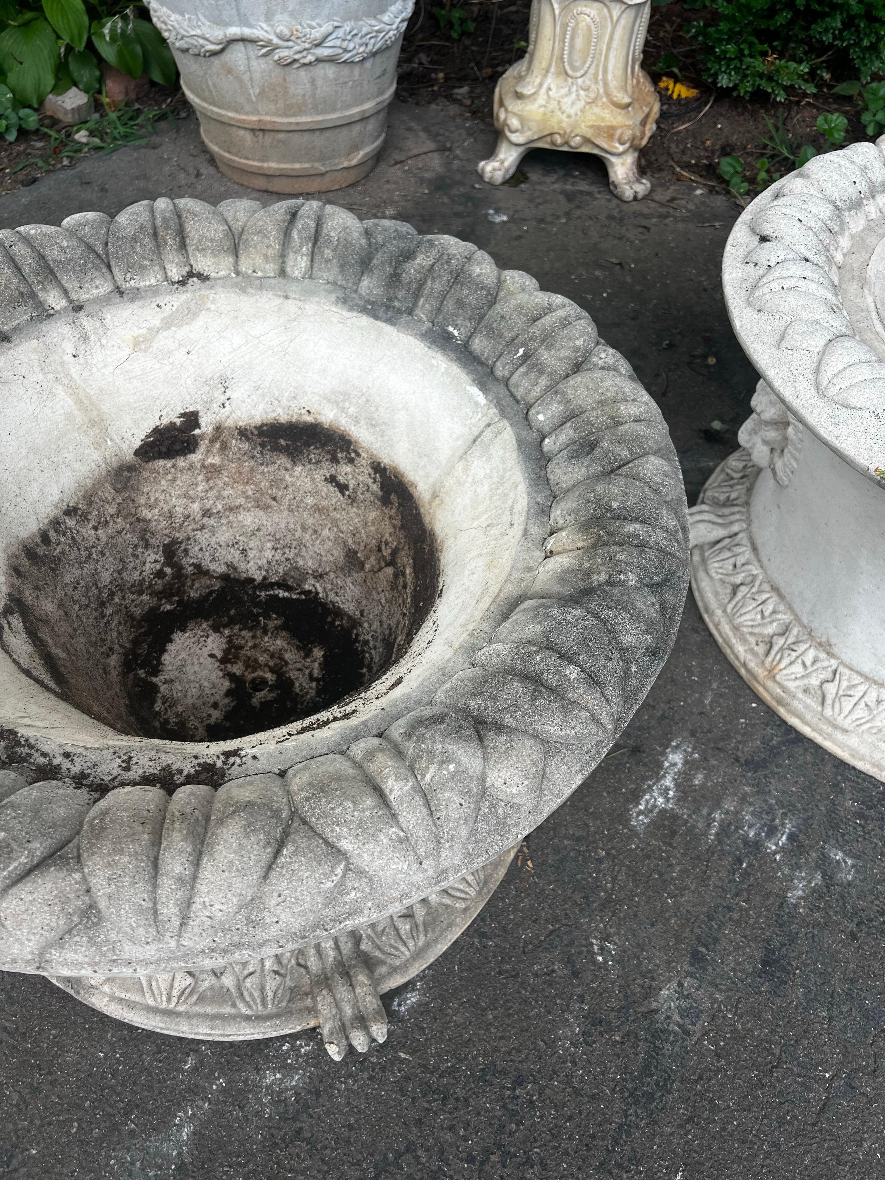 Maceteros vintage sobredimensionados de piedra colada de estilo neoclásico con cabezas de león en venta 5