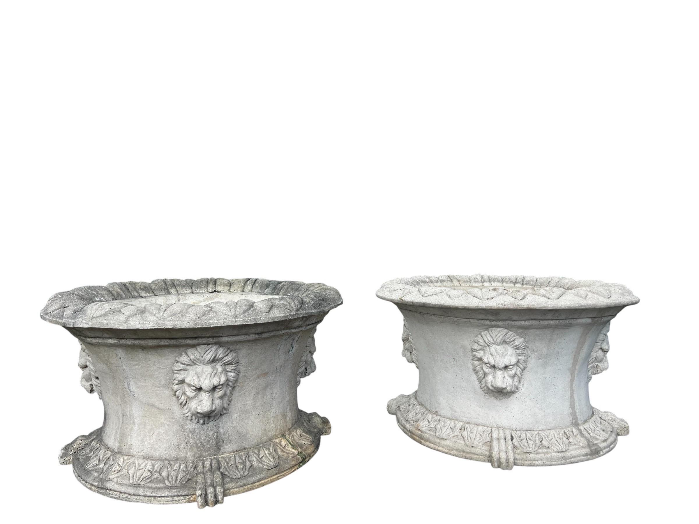 Maceteros vintage sobredimensionados de piedra colada de estilo neoclásico con cabezas de león en venta 6