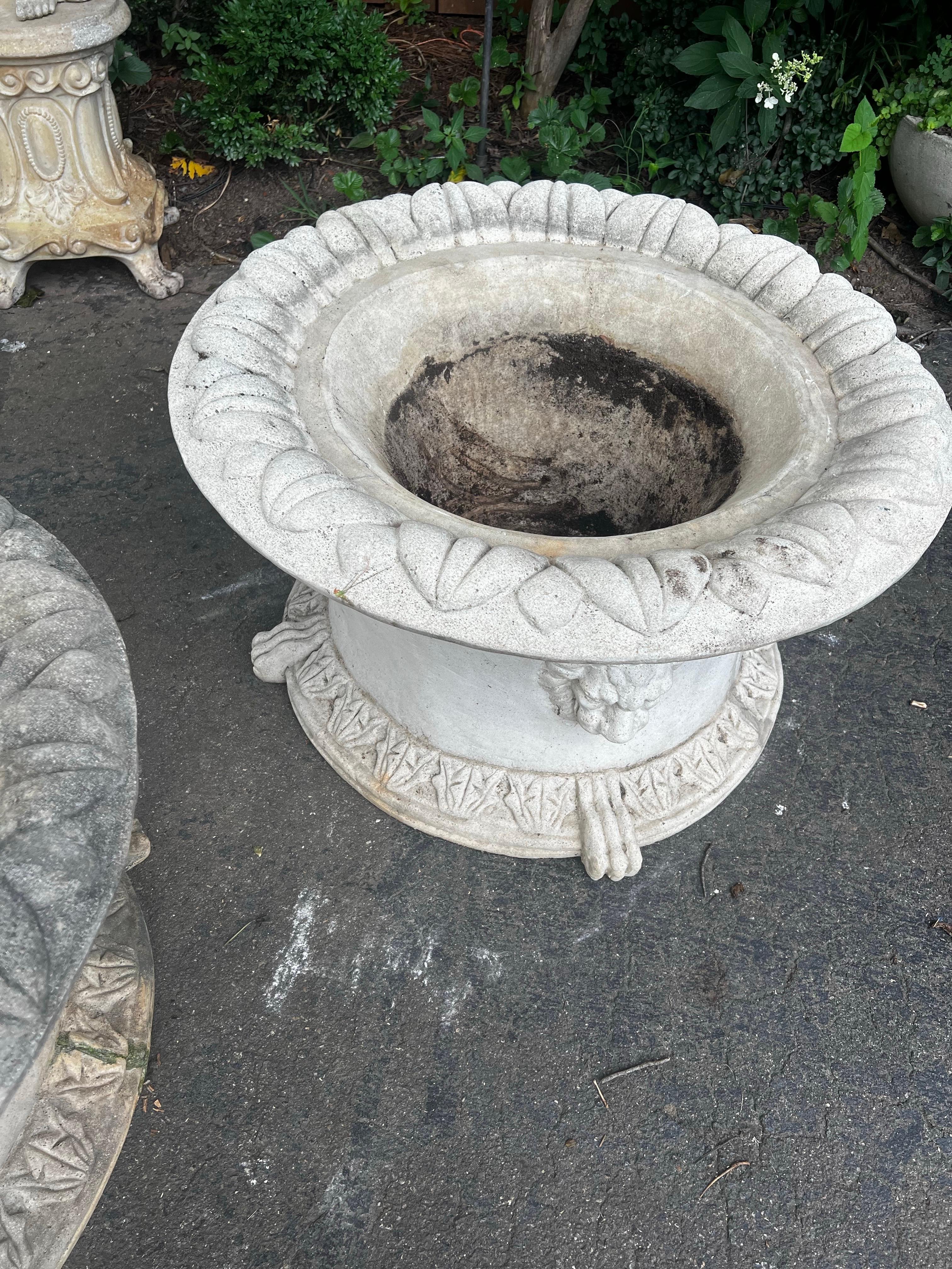 Maceteros vintage sobredimensionados de piedra colada de estilo neoclásico con cabezas de león en venta 8