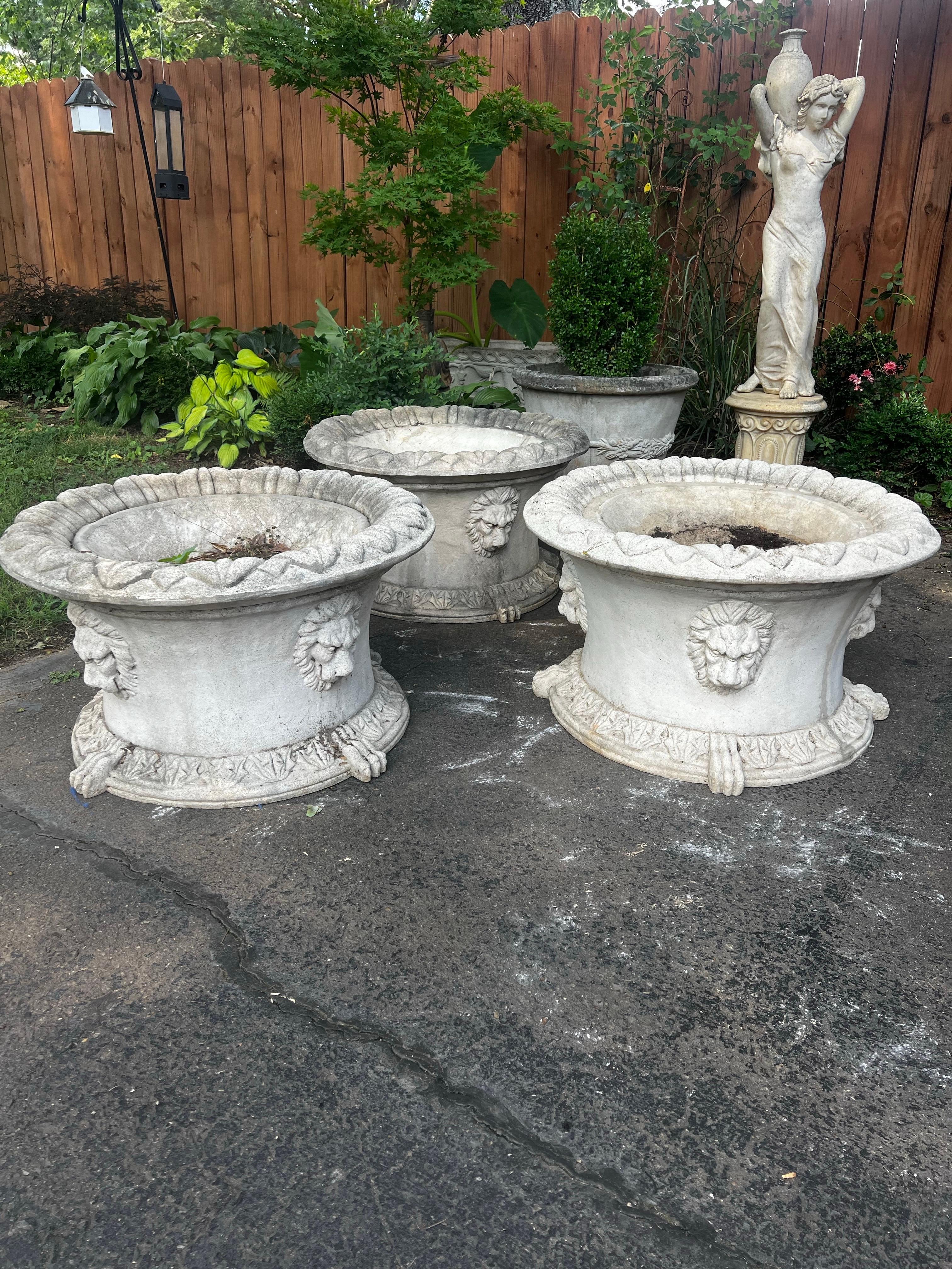 Maceteros vintage sobredimensionados de piedra colada de estilo neoclásico con cabezas de león en Bueno estado para la venta en Los Angeles, CA