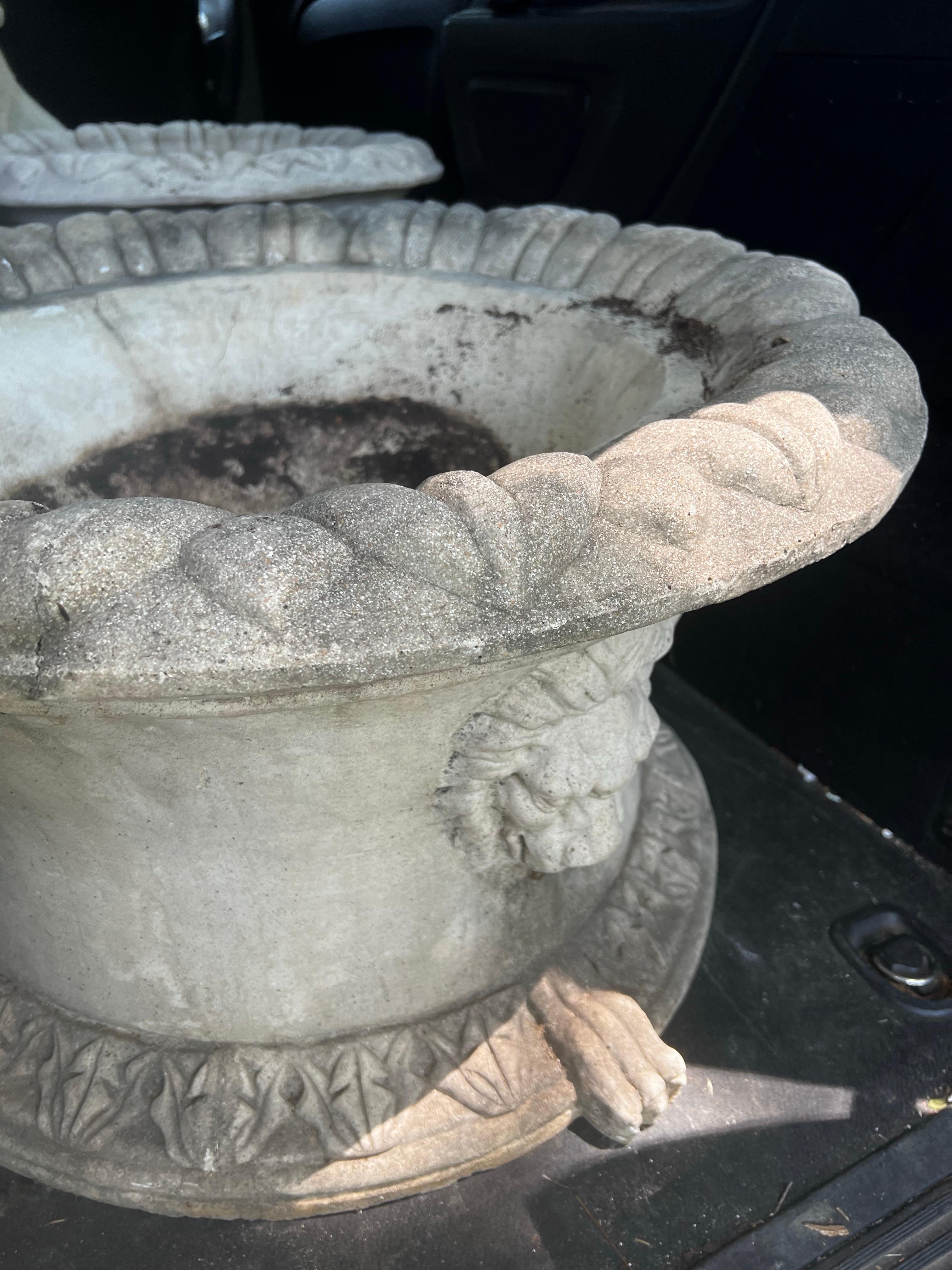 Maceteros vintage sobredimensionados de piedra colada de estilo neoclásico con cabezas de león en venta 1