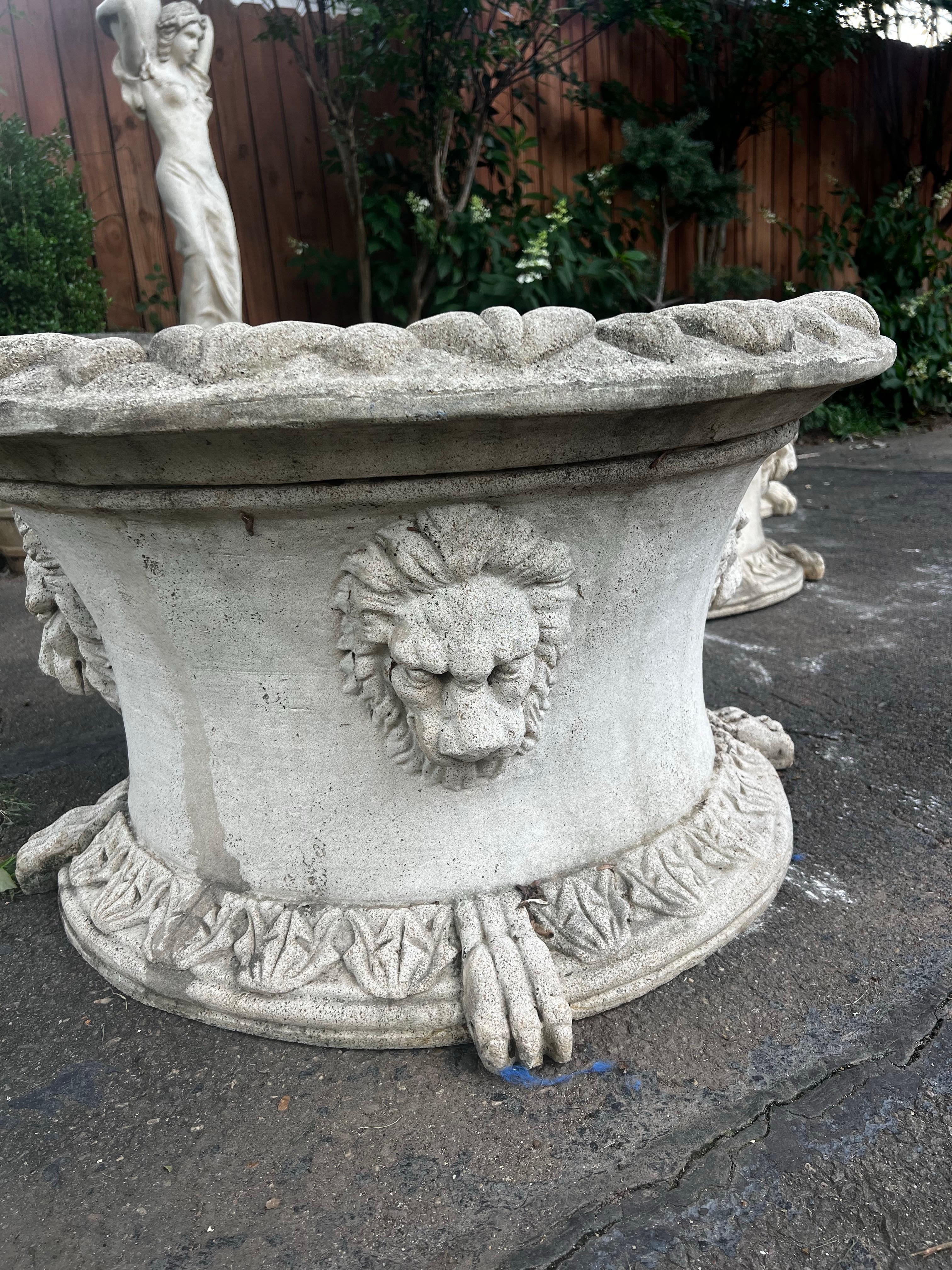 Maceteros vintage sobredimensionados de piedra colada de estilo neoclásico con cabezas de león en venta 2