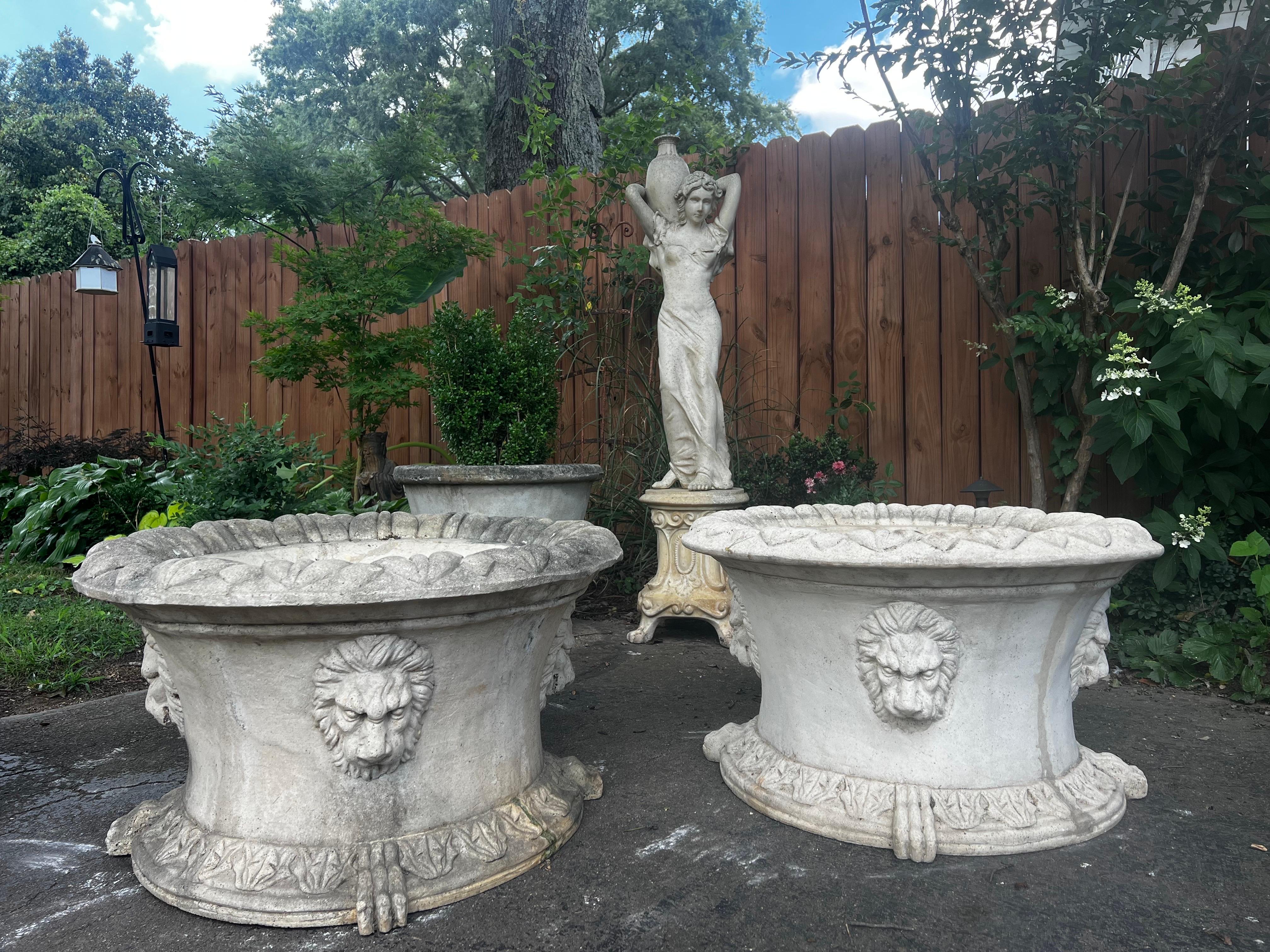 Maceteros vintage sobredimensionados de piedra colada de estilo neoclásico con cabezas de león en venta 3