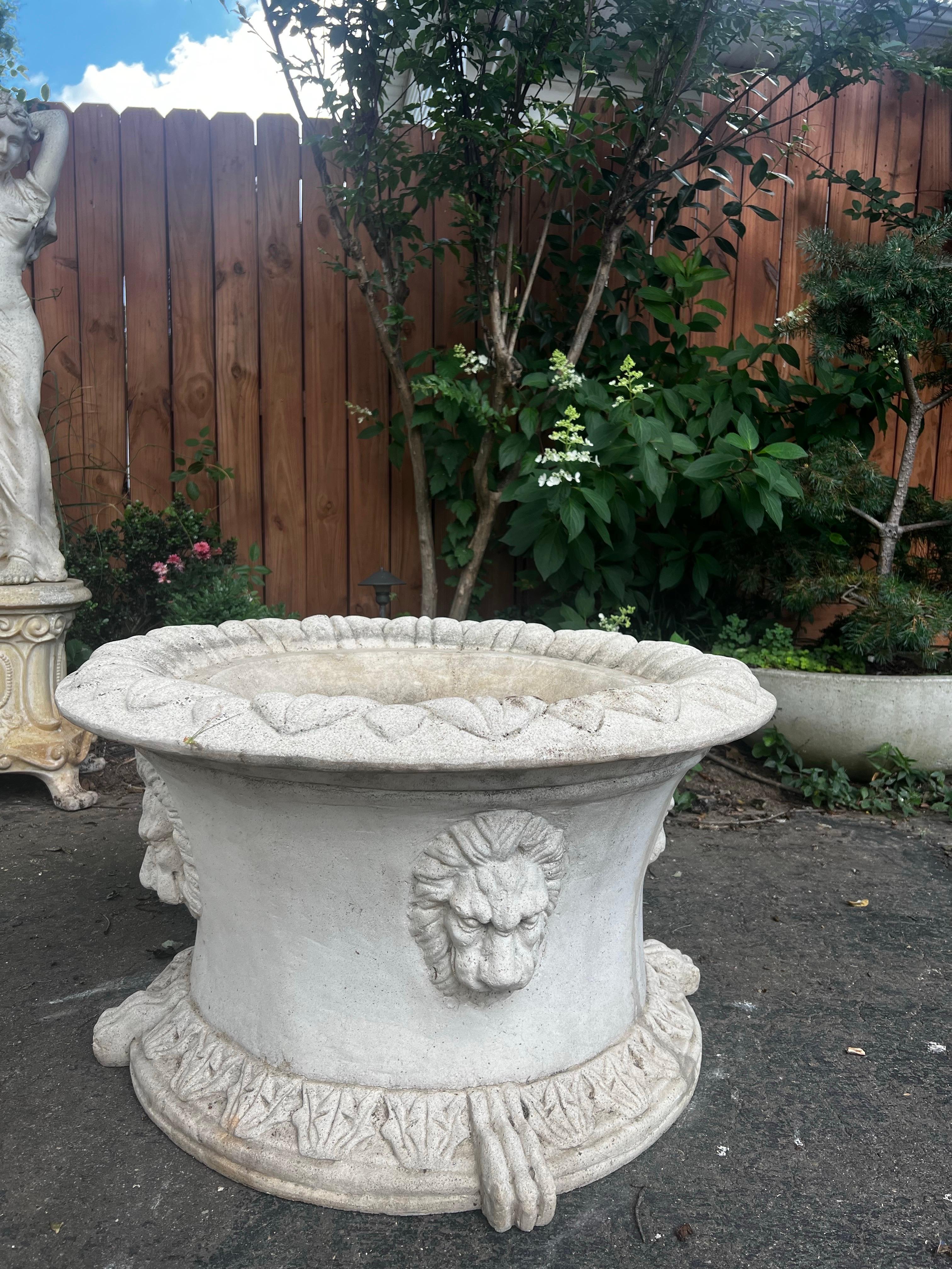 Maceteros vintage sobredimensionados de piedra colada de estilo neoclásico con cabezas de león en venta 4