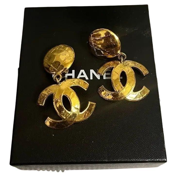 Orecchini a clip Chanel CC oversize d'epoca, circa 1994 Primavera in vendita