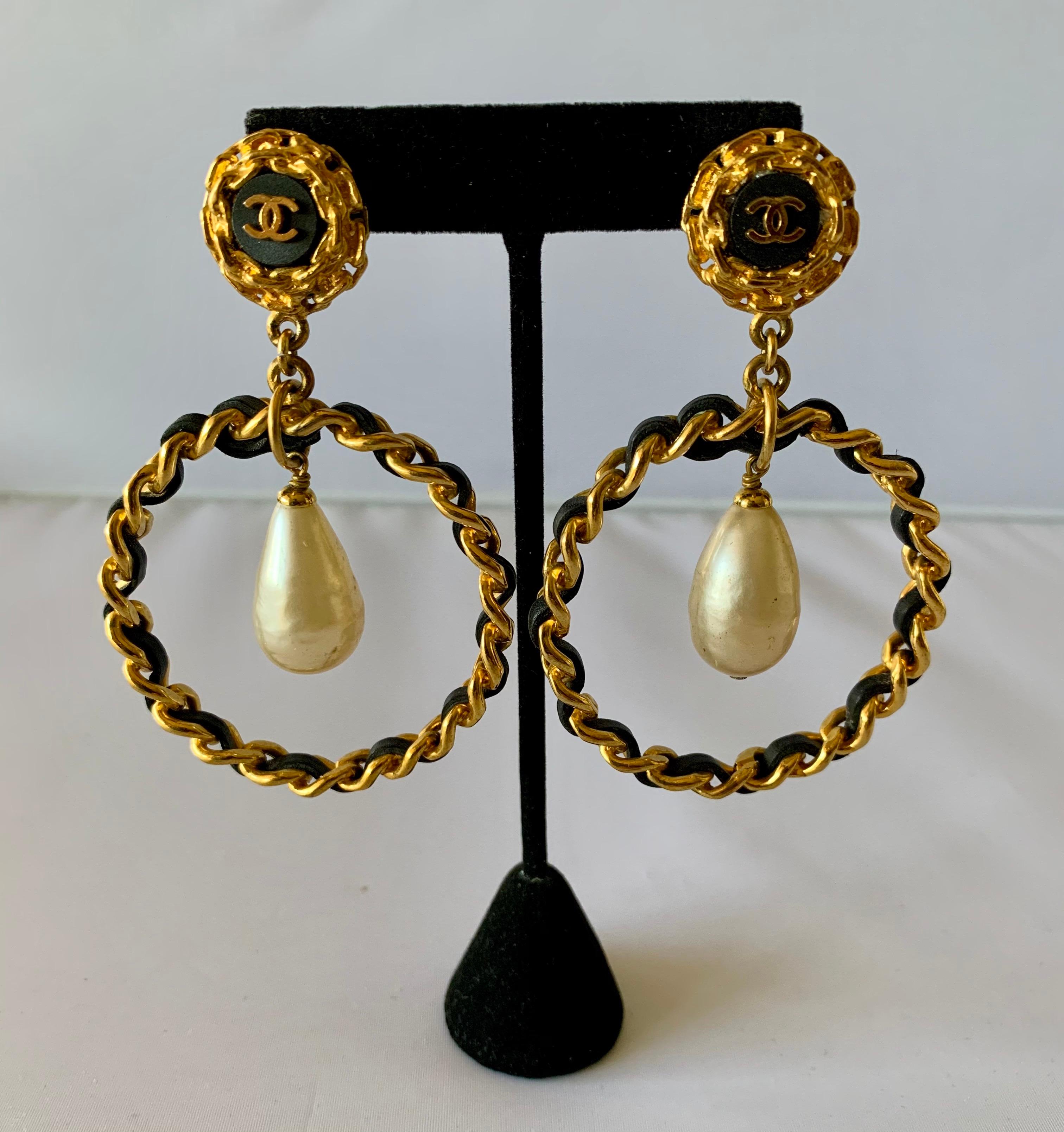 Vintage classic Chanel clip-on hoop statement earrings, comprised out of gold-tone metal and woven black leather the jumbo earrings feature the double cc Chanel logo and large accenting baroque 