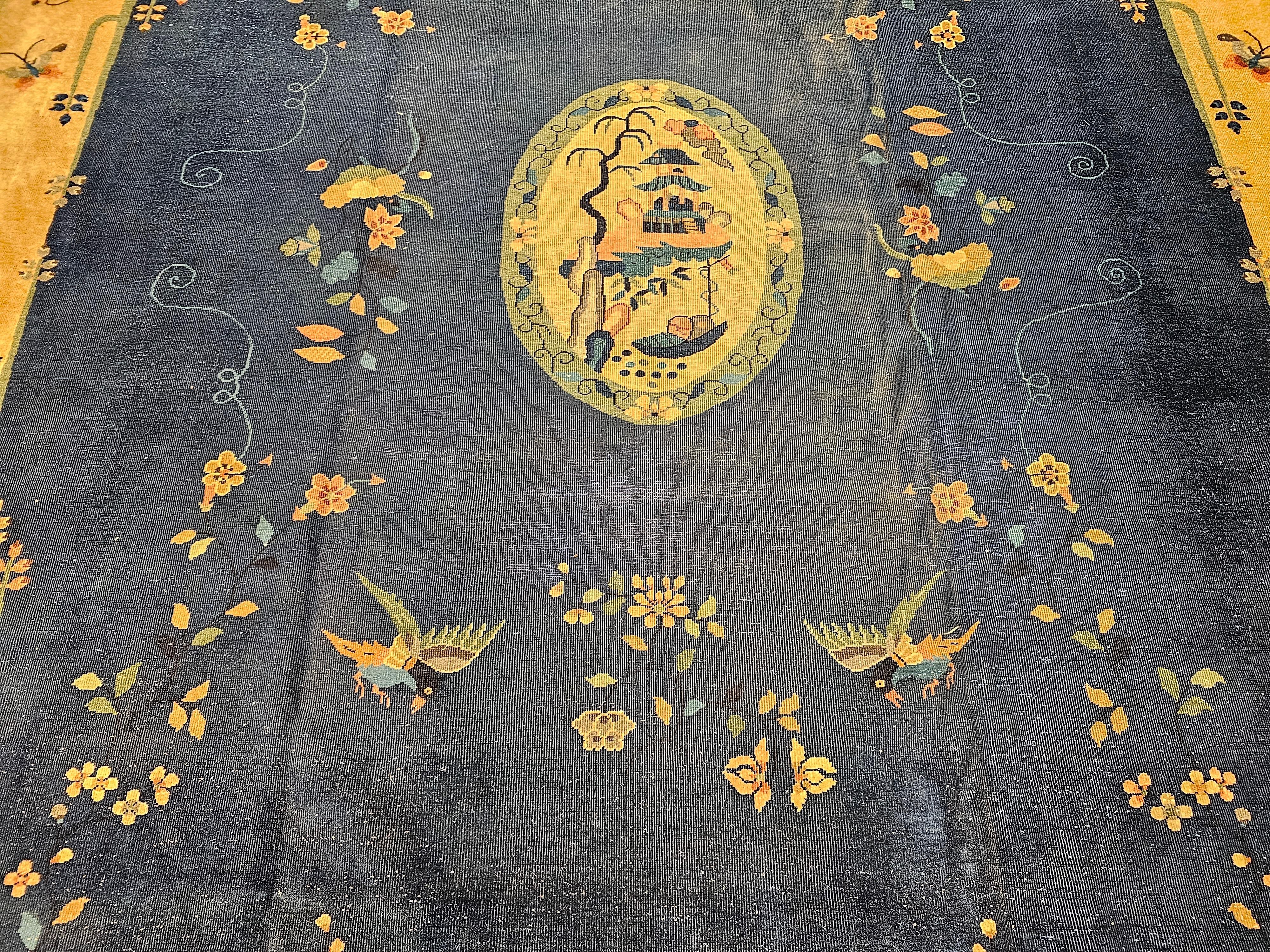 Tissé à la main Art déco chinois surdimensionné avec pagode et motif d'oiseaux en bleu français, brun clair en vente