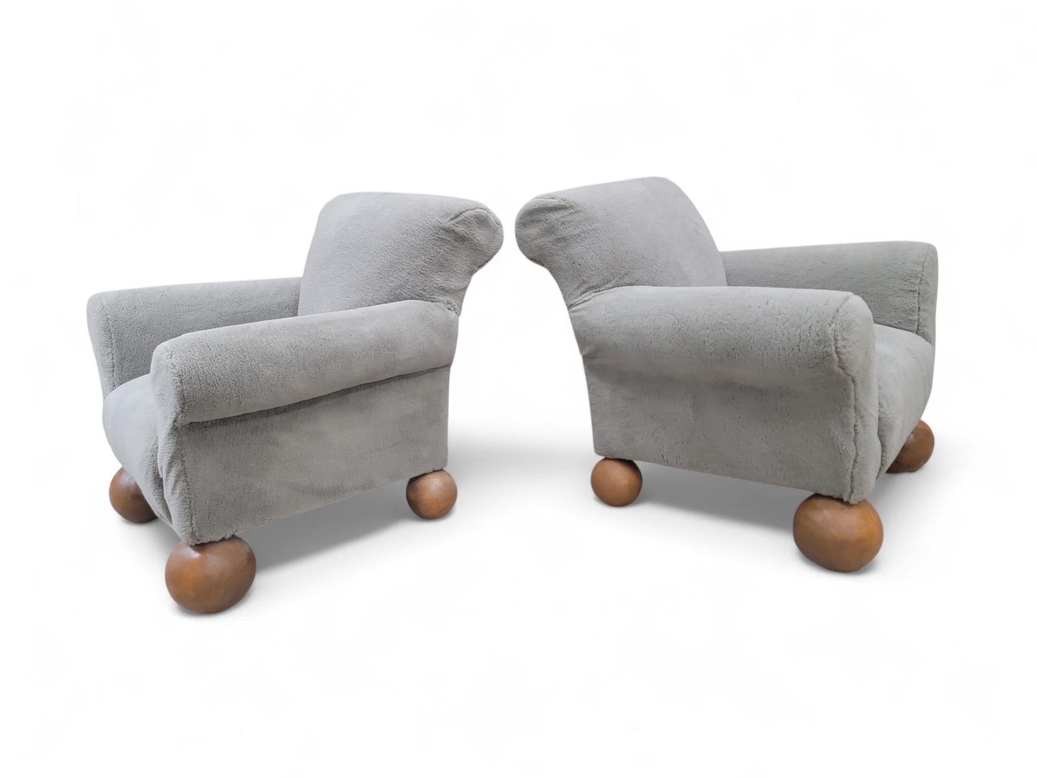 Sedie da club oversize d'epoca con piedi a sfera in teak, appena ridipinte - coppia in vendita 4