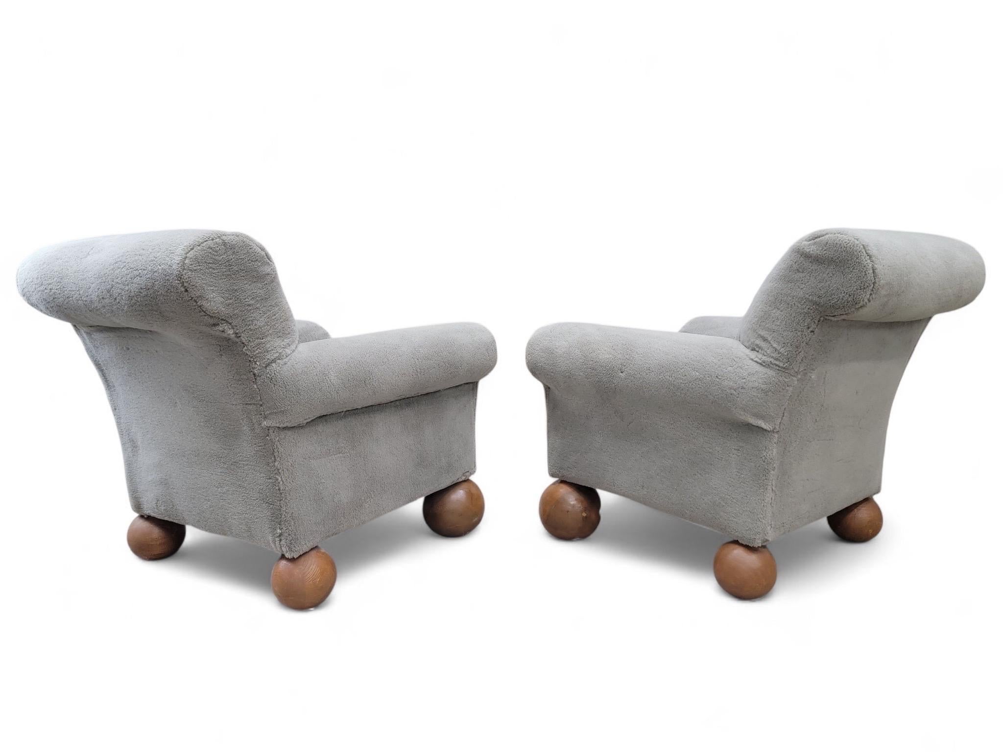 Sedie Club con orsacchiotto oversize d'epoca su piedi a sfera in teak appena rivestite in shearling grigio - Coppia

Concediti la perfetta combinazione di stile e comfort con questi pezzi senza tempo che promettono di valorizzare la tua casa per gli