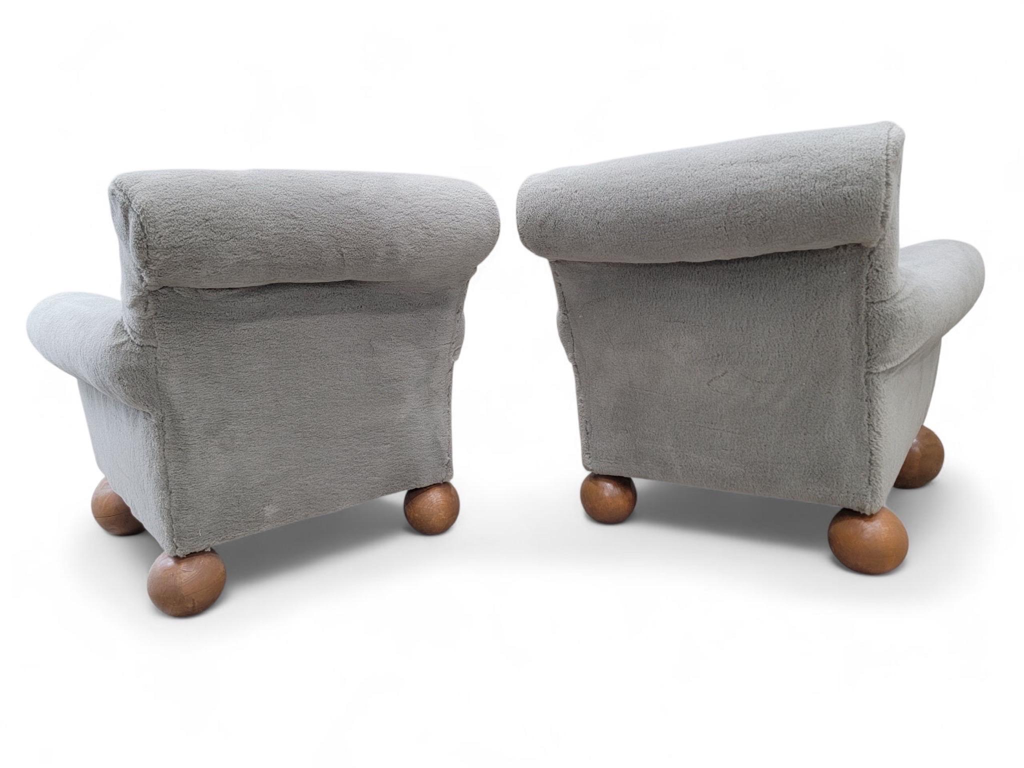 XX secolo Sedie da club oversize d'epoca con piedi a sfera in teak, appena ridipinte - coppia in vendita