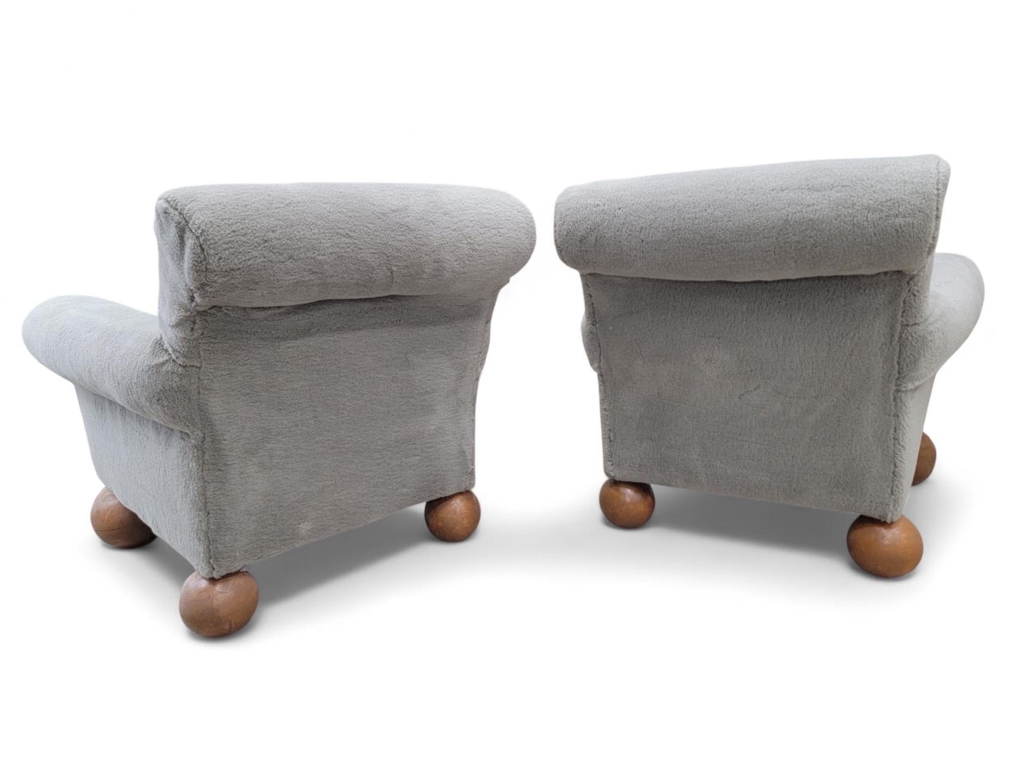 Lana Sedie da club oversize d'epoca con piedi a sfera in teak, appena ridipinte - coppia in vendita