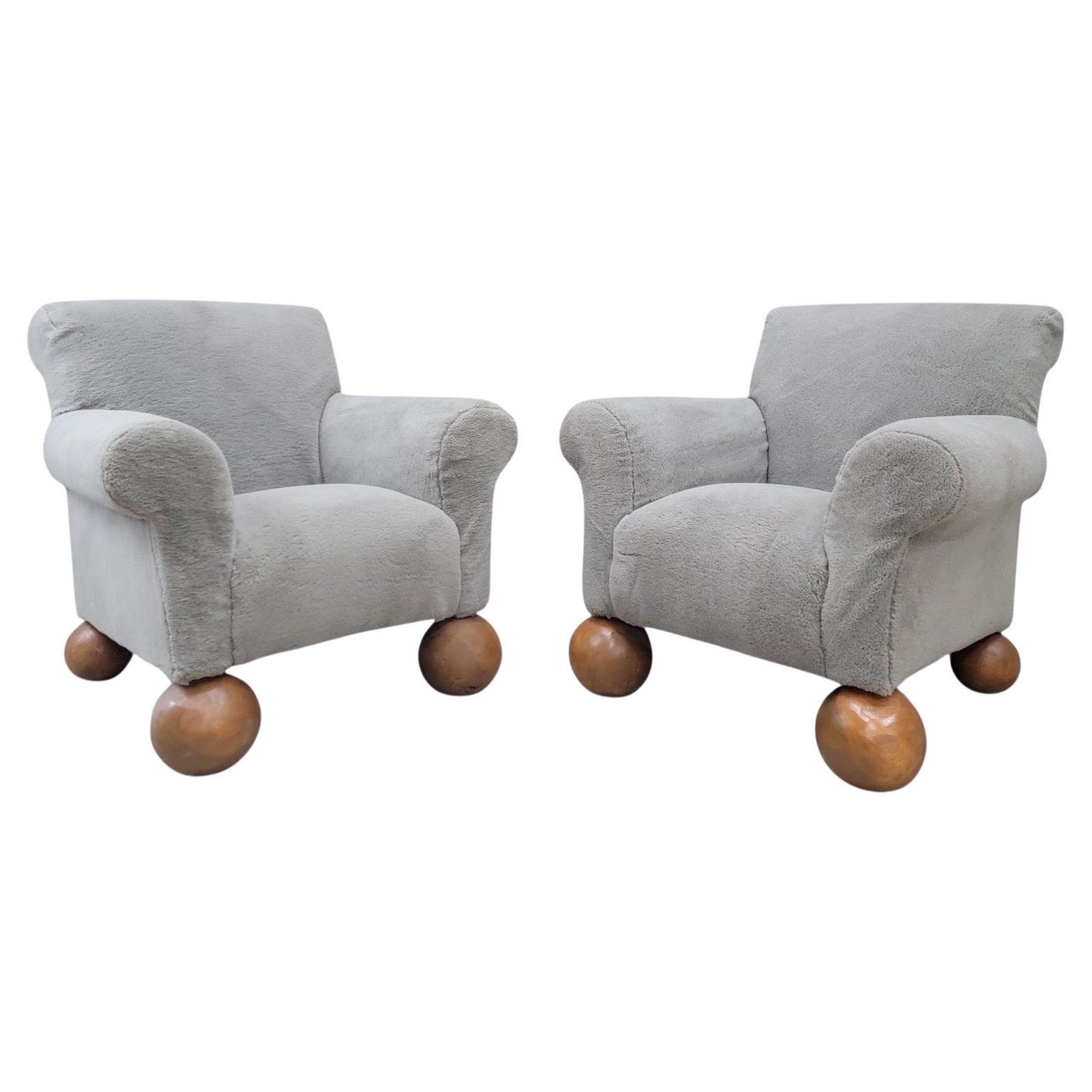 Sedie da club oversize d
epoca con piedi a sfera in teak, appena ridipinte - coppia in vendita