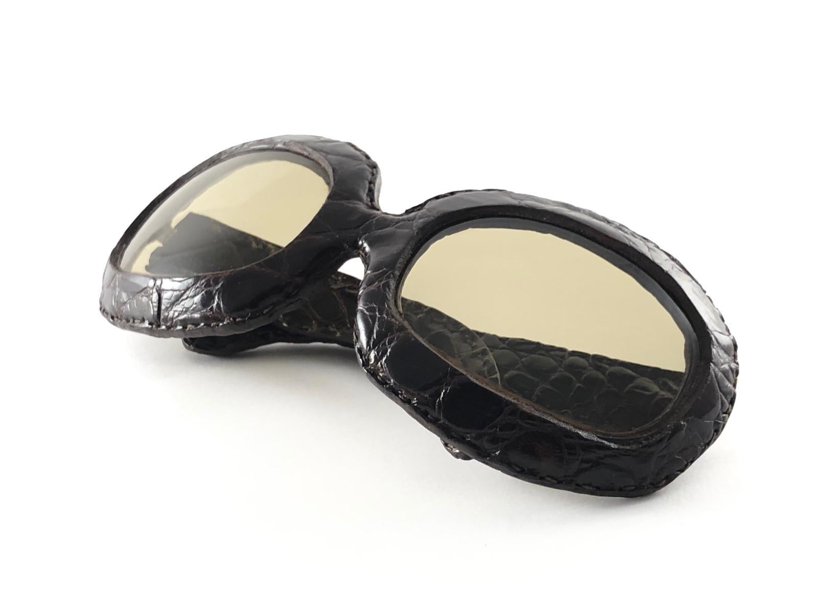Vintage super rare real crocodile oversized sunglasses. 

A true rarity on our collection. Amazing craftsmanship and style.

It is real crocodile therefore it show minor sign of distress on the frame, overall very sturdy piece.

FRONT : 16 CMS

LENS