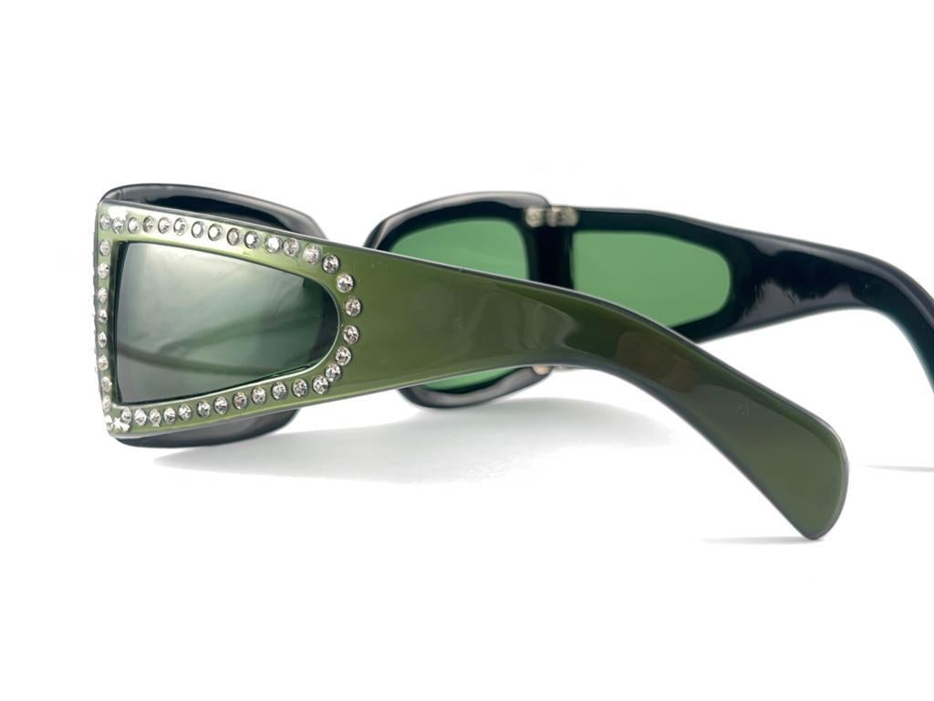 Lunettes de soleil vintage surdimensionnées vert foncé avec masque en strass 1980's  en vente 6