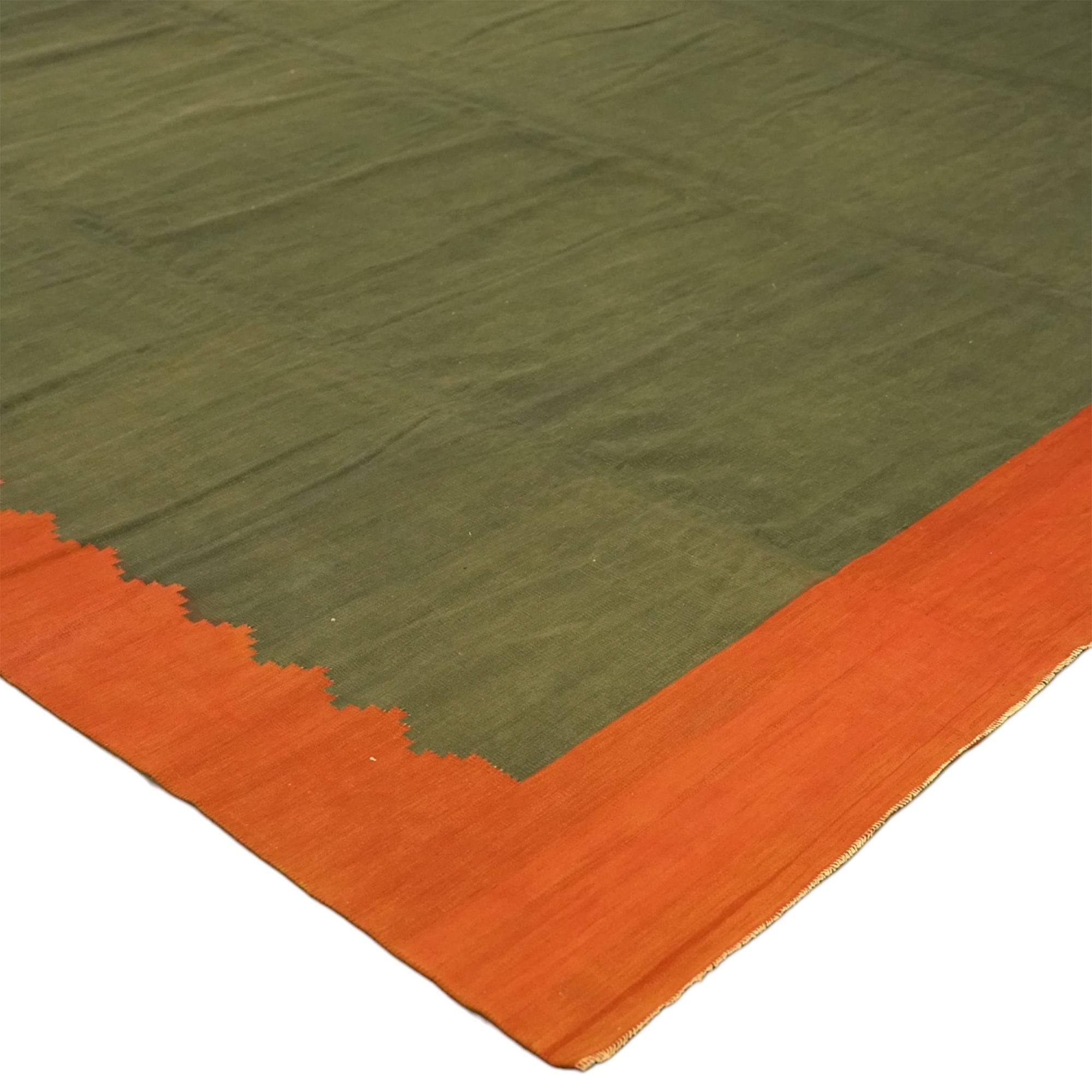 Indien Tapis vintage surdimensionné Dhurrie en vert avec bordure rouille en vente