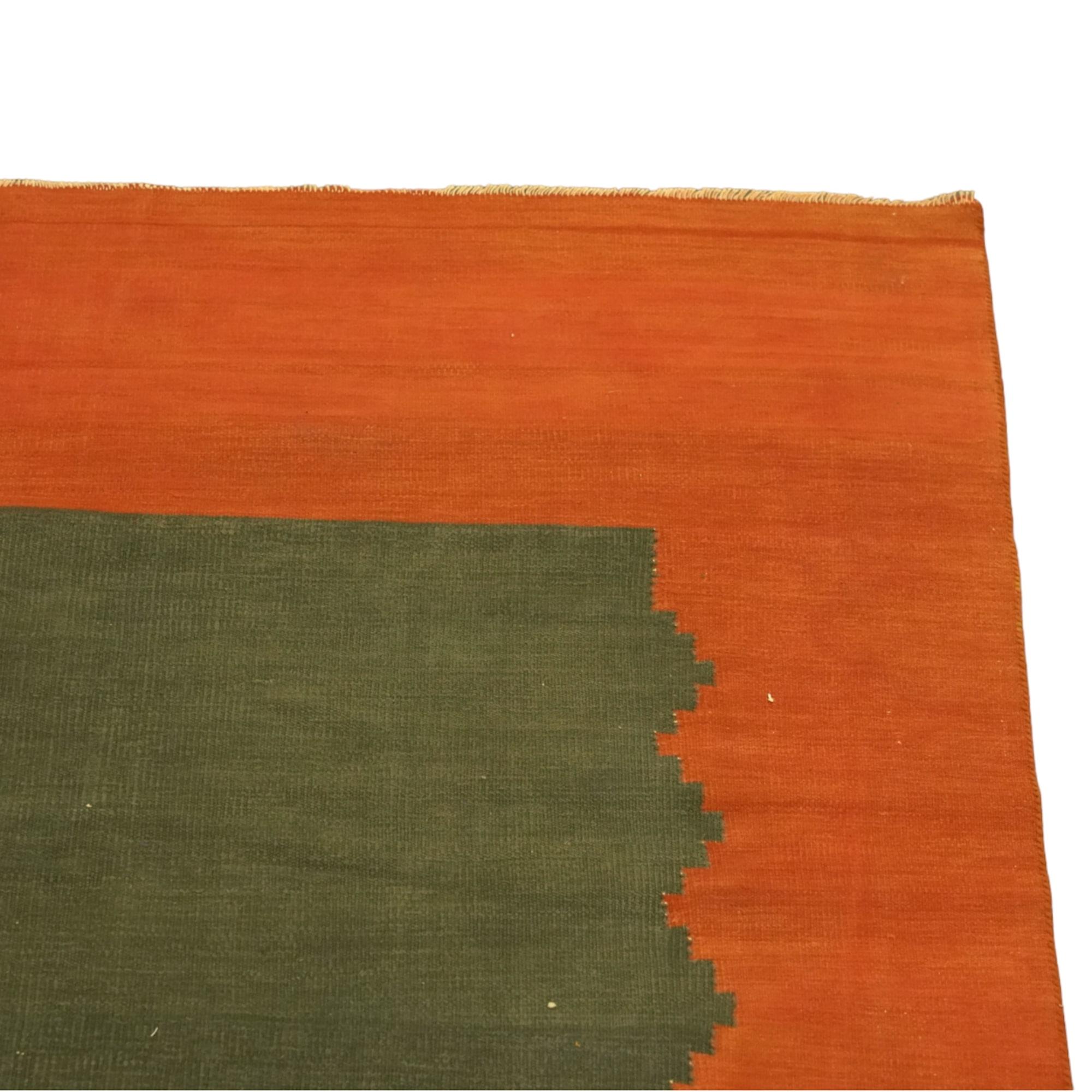 Tissé à la main Tapis vintage surdimensionné Dhurrie en vert avec bordure rouille en vente