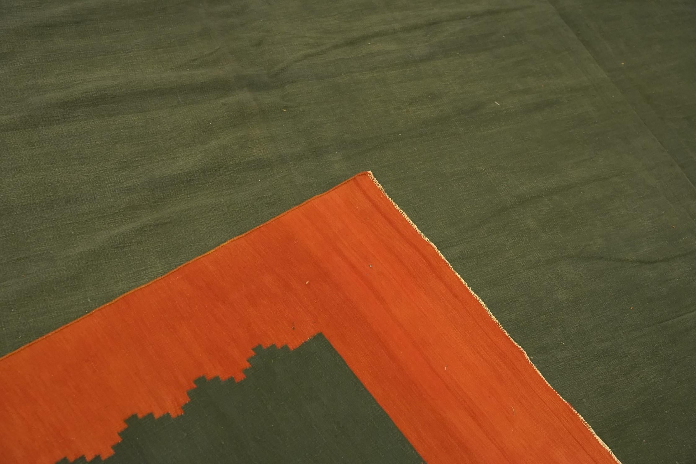 Übergroßer Vintage-Dhurrie-Teppich in Grün mit rostfarbener Bordüre im Zustand „Gut“ im Angebot in Long Island City, NY