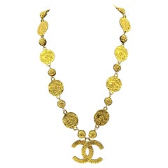 Collar vintage sobredimensionado con textura dorada CC "CHANEL" Horse Coin Station