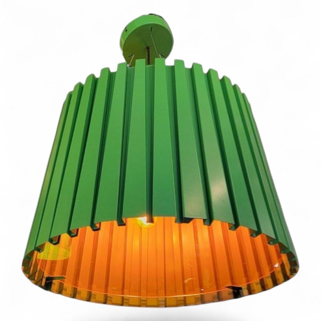Colgante de metal acanalado verde de diseño industrial vintage sobredimensionado con pantalla acrílica naranja

Decora tu cocina o comedor con un impactante estallido de color. El tono verde contrasta agradablemente con la pantalla acrílica interior
