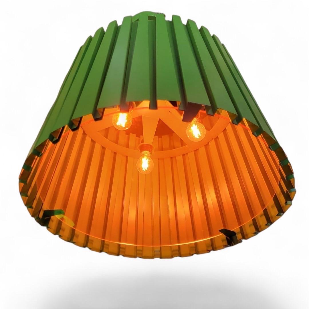 Colgante de metal acanalado verde de diseño industrial vintage sobredimensionado Industrial en venta