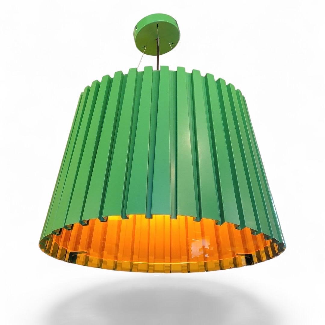 Colgante de metal acanalado verde de diseño industrial vintage sobredimensionado en Bueno estado para la venta en Chicago, IL