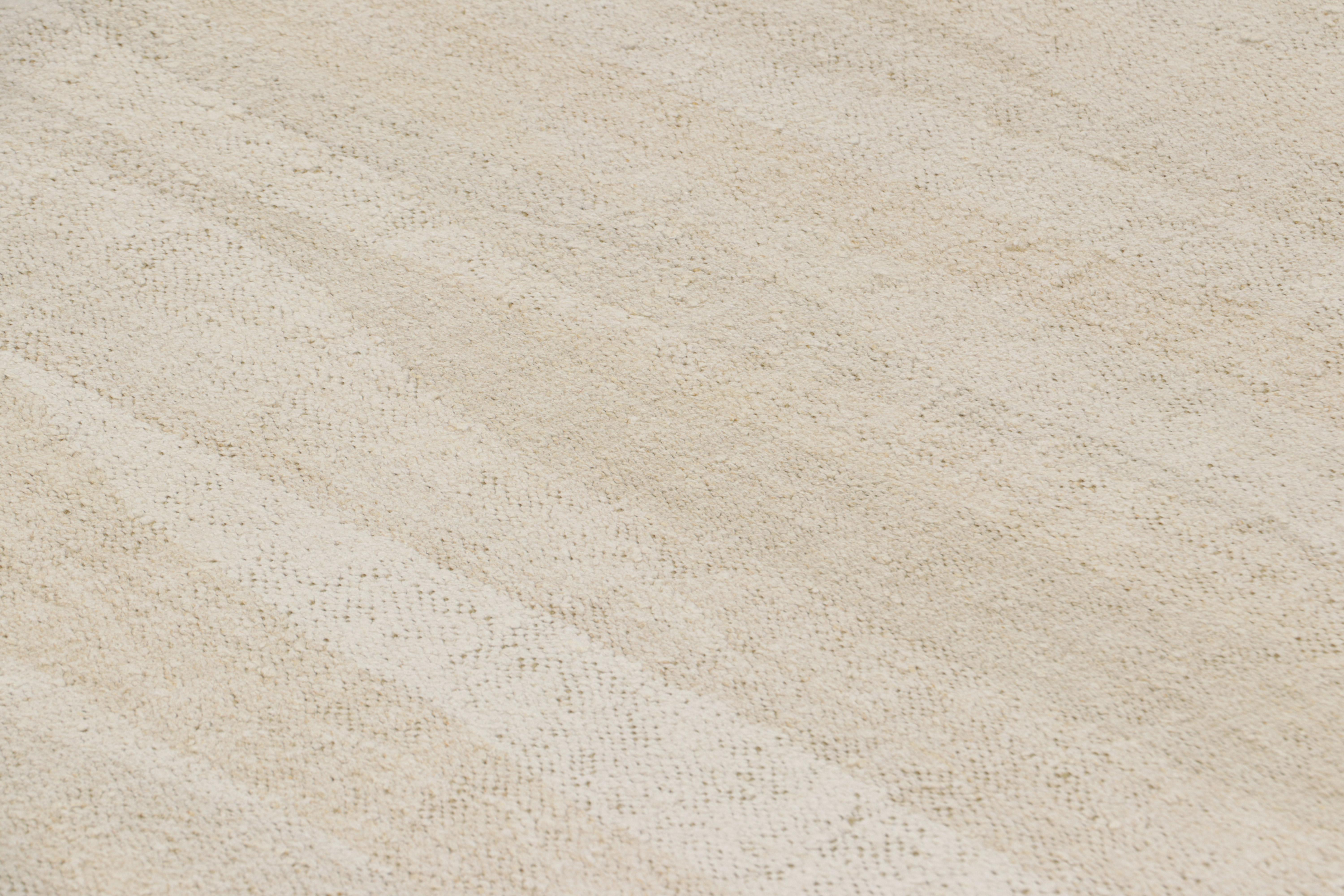 Tissé à la main en laine, vers 1950-1960, ce kilim vintage 9x13 fait partie d'une nouvelle collection spéciale de tissages plats simples, presque monochromes, de couleur vive et d'un beau style de tissage plat, qui présente une belle qualité de