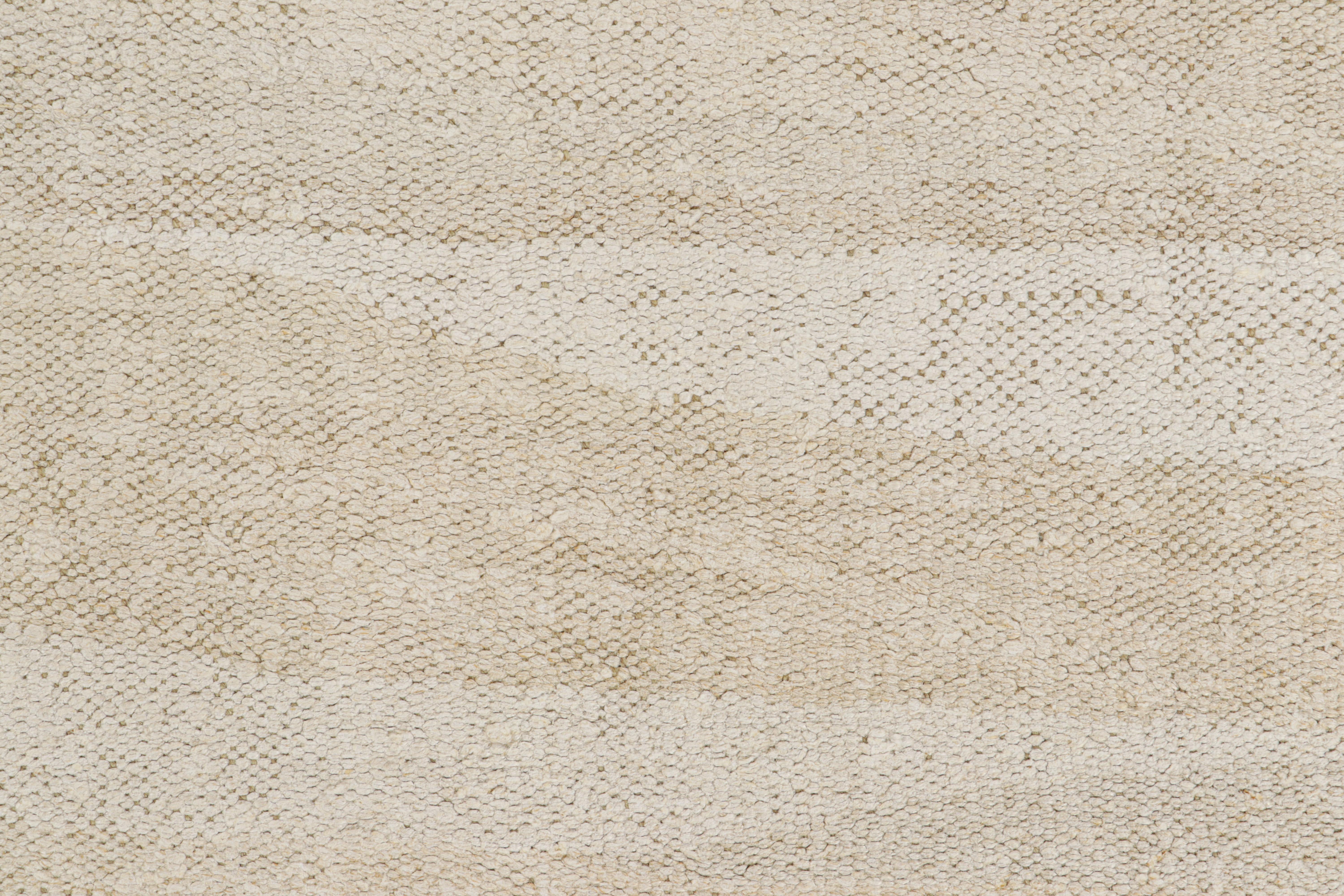 Turc Kilim vintage surdimensionné dans les tons blanc et beige de Rug & Kilim en vente