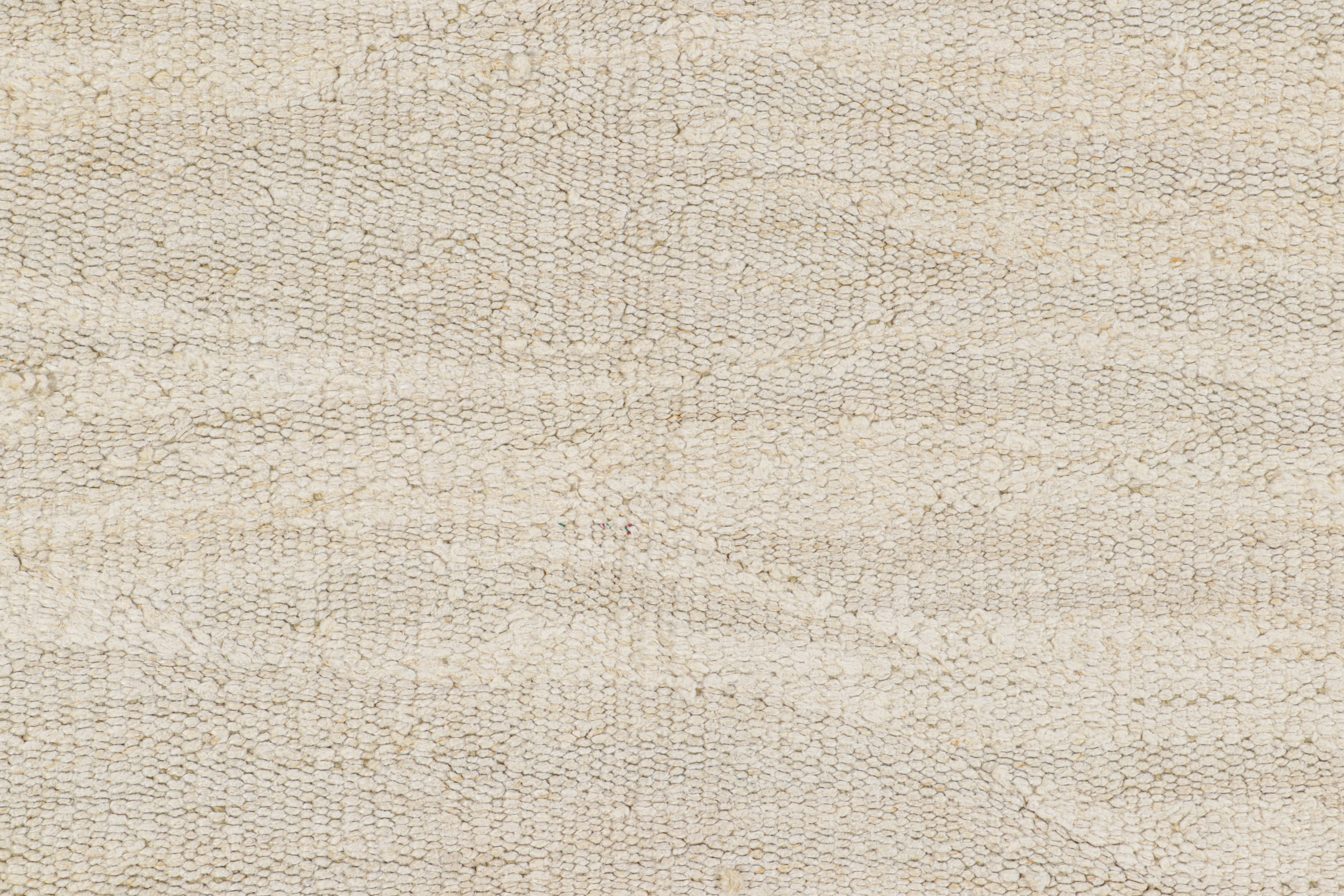 Turc Kilim vintage surdimensionné dans les tons blanc et beige de Rug & Kilim en vente