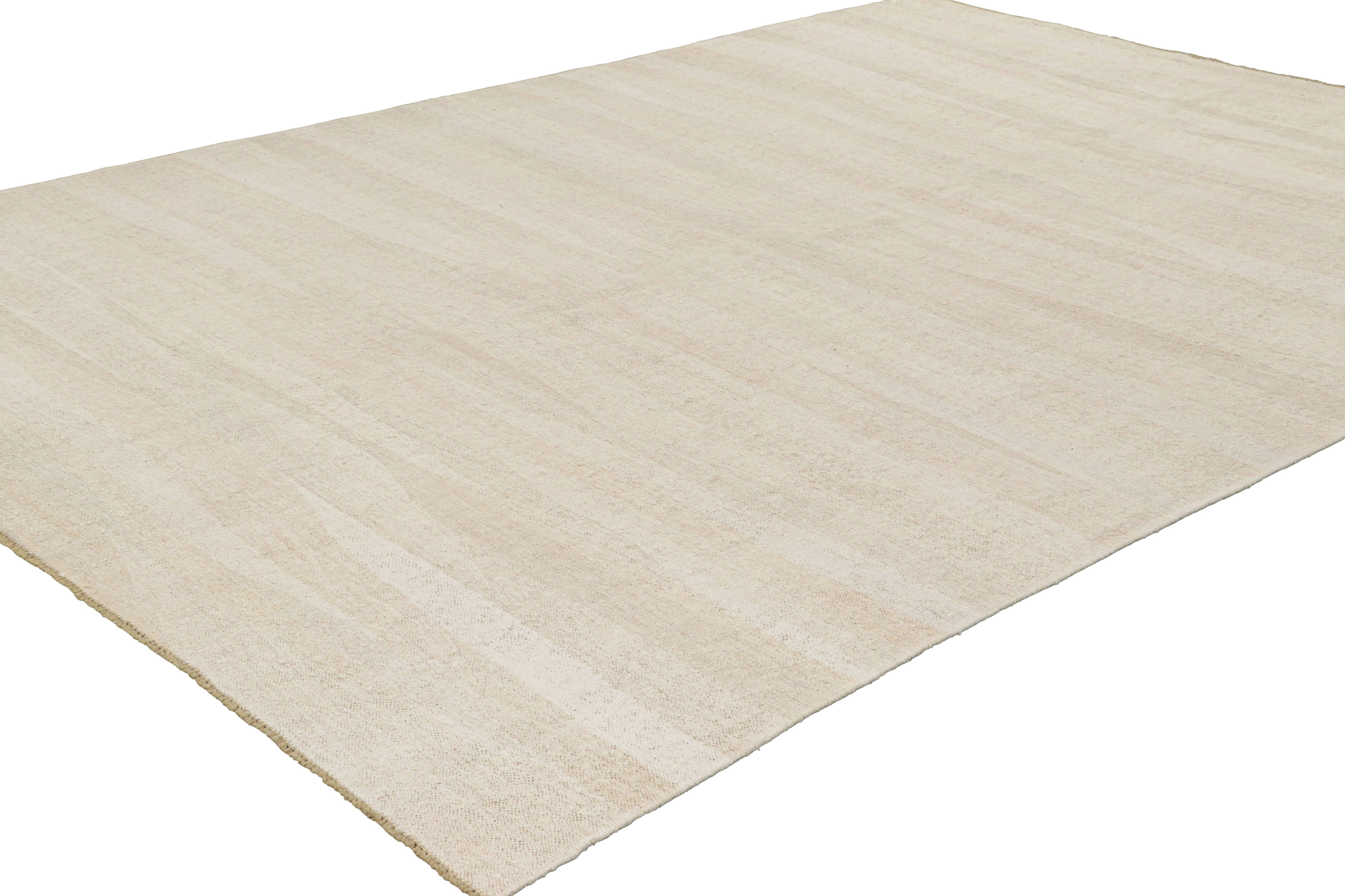 Tissé à la main Kilim vintage surdimensionné dans les tons blanc et beige de Rug & Kilim en vente