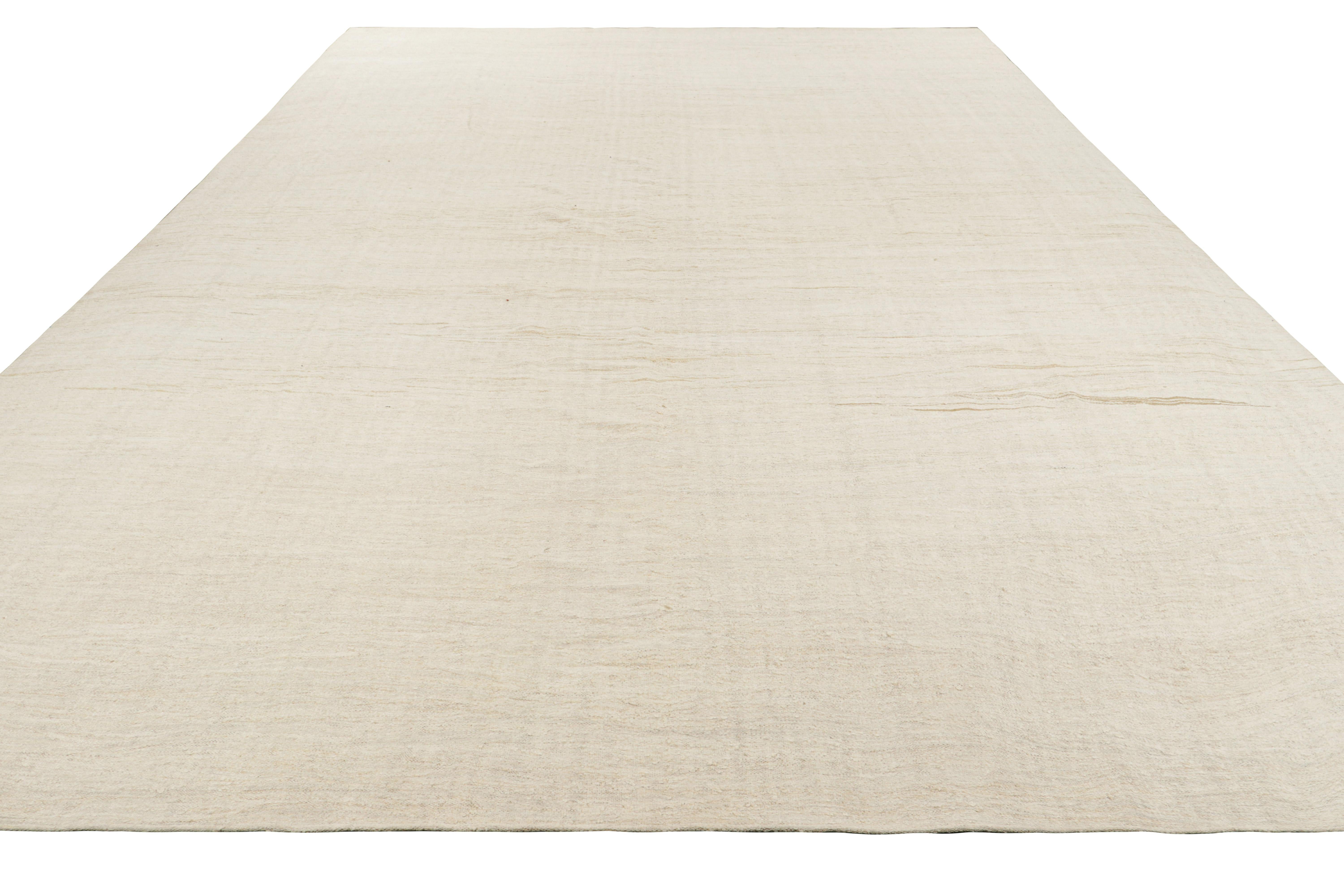 Vintage Oversized Kilim in White and Beige Tones In Good Condition For Sale In Long Island City, NY