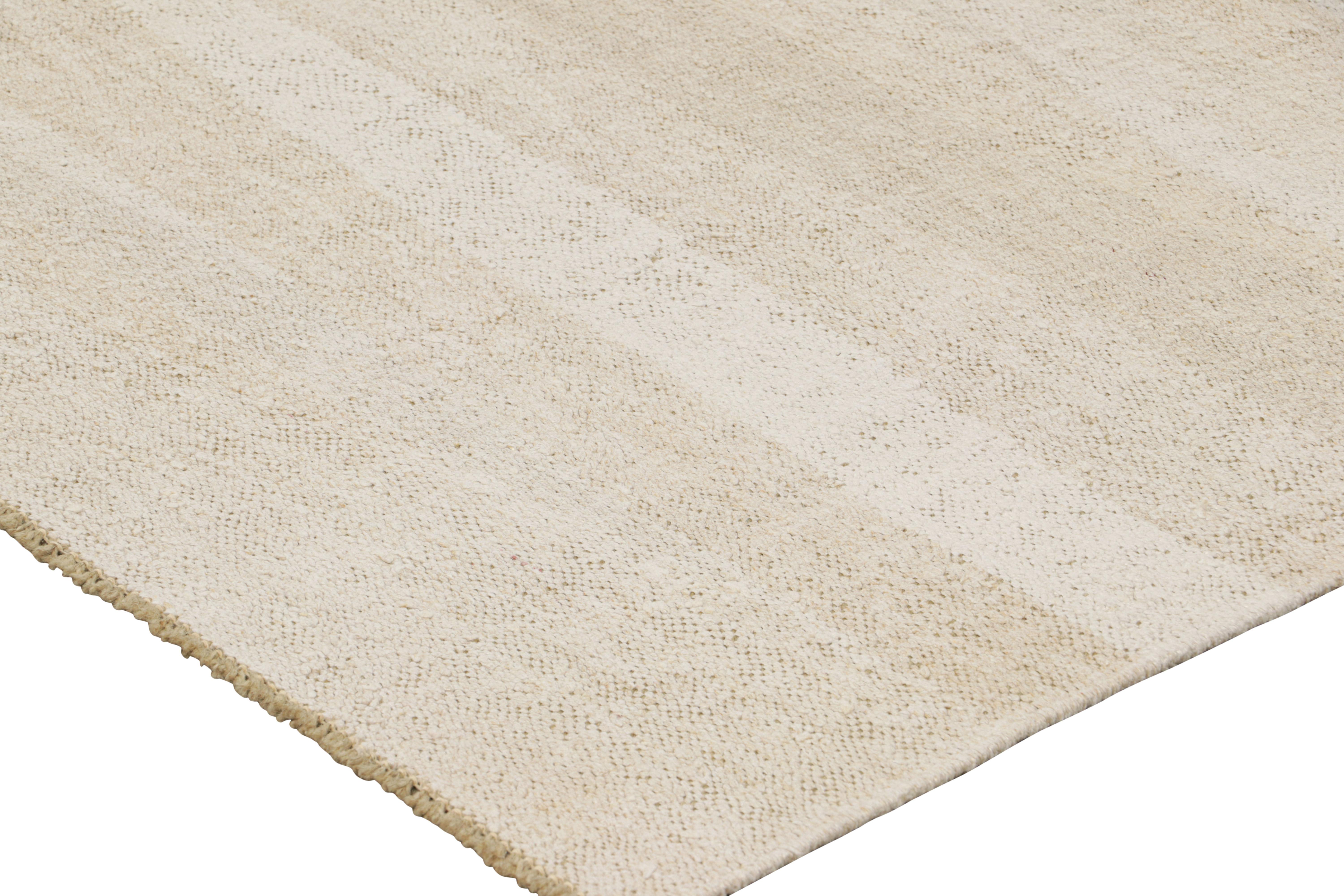Milieu du XXe siècle Kilim vintage surdimensionné dans les tons blanc et beige de Rug & Kilim en vente