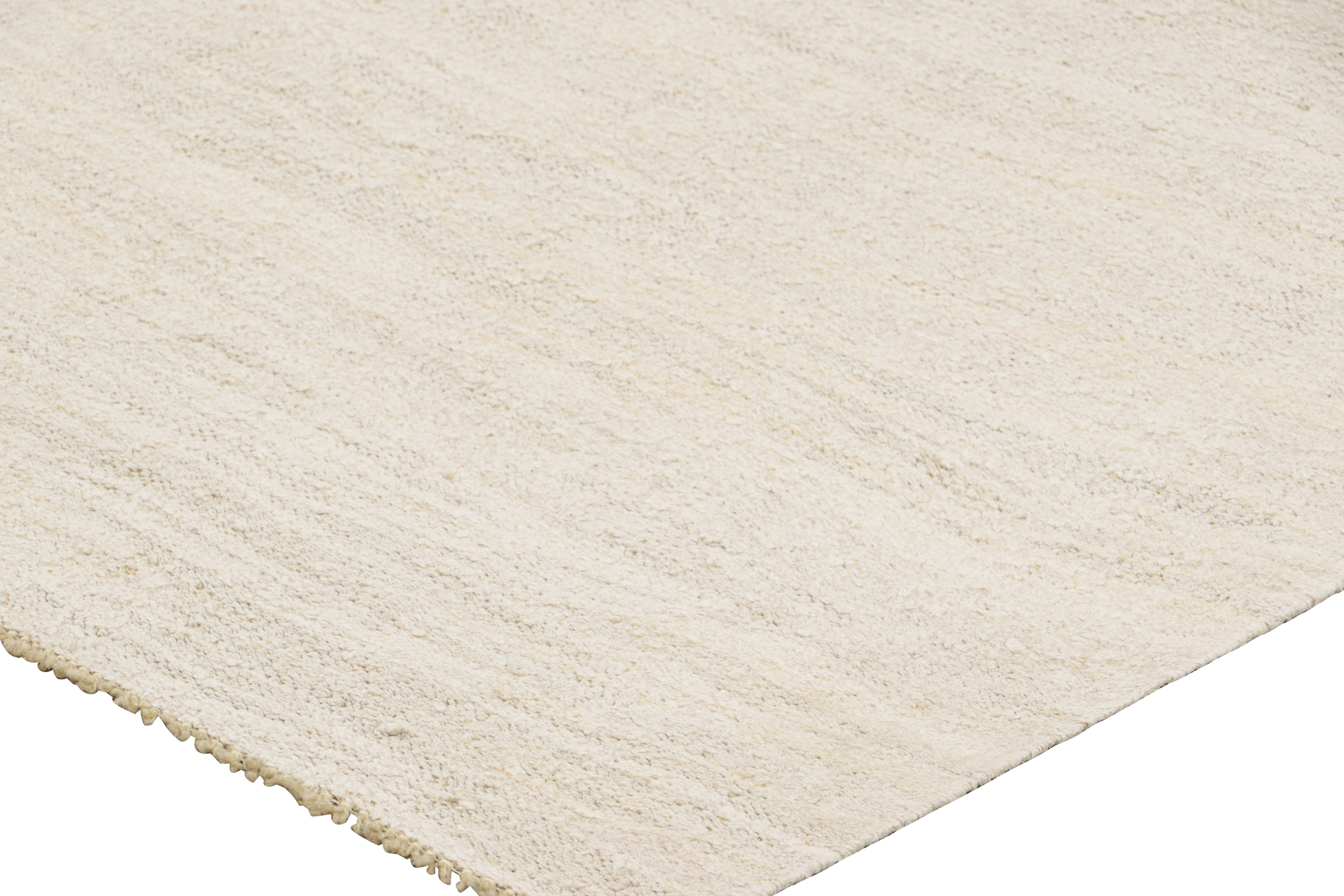 Milieu du XXe siècle Kilim vintage surdimensionné dans les tons blanc et beige de Rug & Kilim en vente