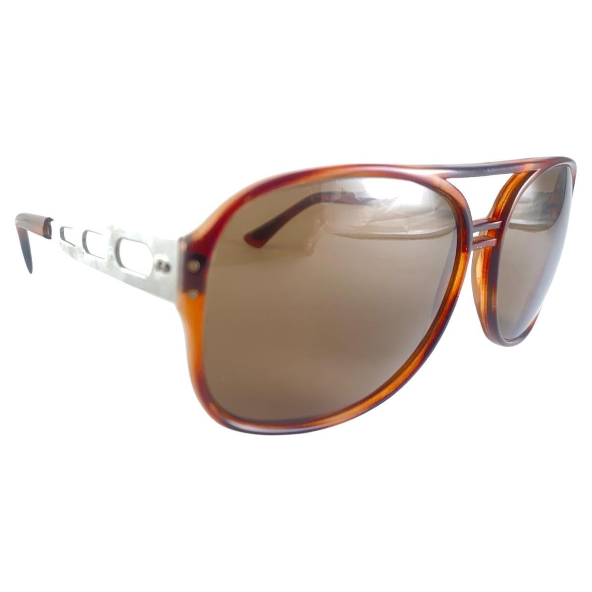 Vintage Oversized Medium Tortoise With Silver Perforated Temples Sonnenbrille.

Dieser Artikel hat kleinere Anzeichen von Verschleiß auf dem Rahmen durch die Lagerung.

Messungen 

Vorderseite : 15 Zentimeter 
Linse Höhe : 5 cm
Linse Breite : 6
