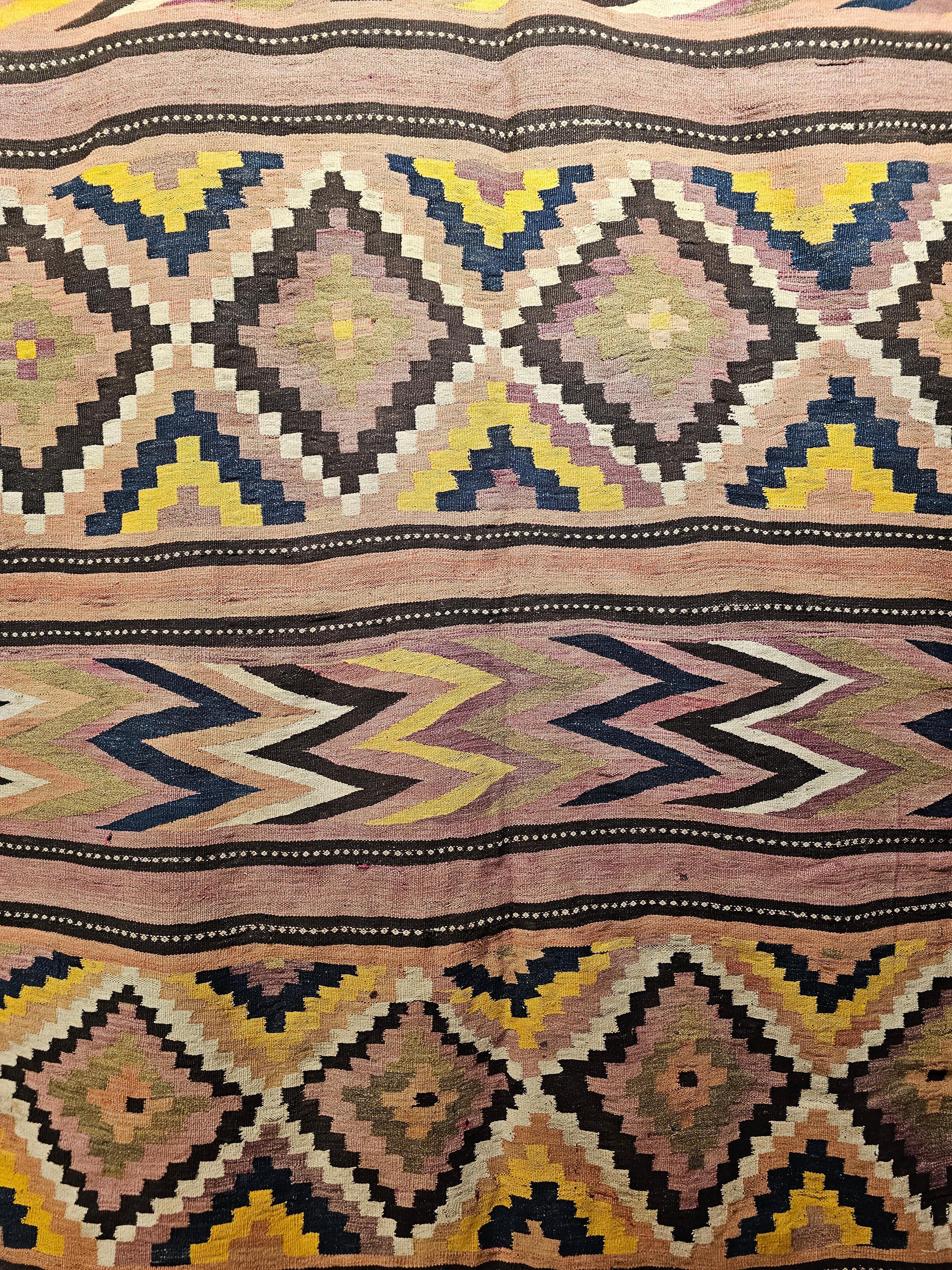 Tissé à la main Kilim marocain surdimensionné vintage à motif géométrique avec couleurs du Sud-Ouest en vente