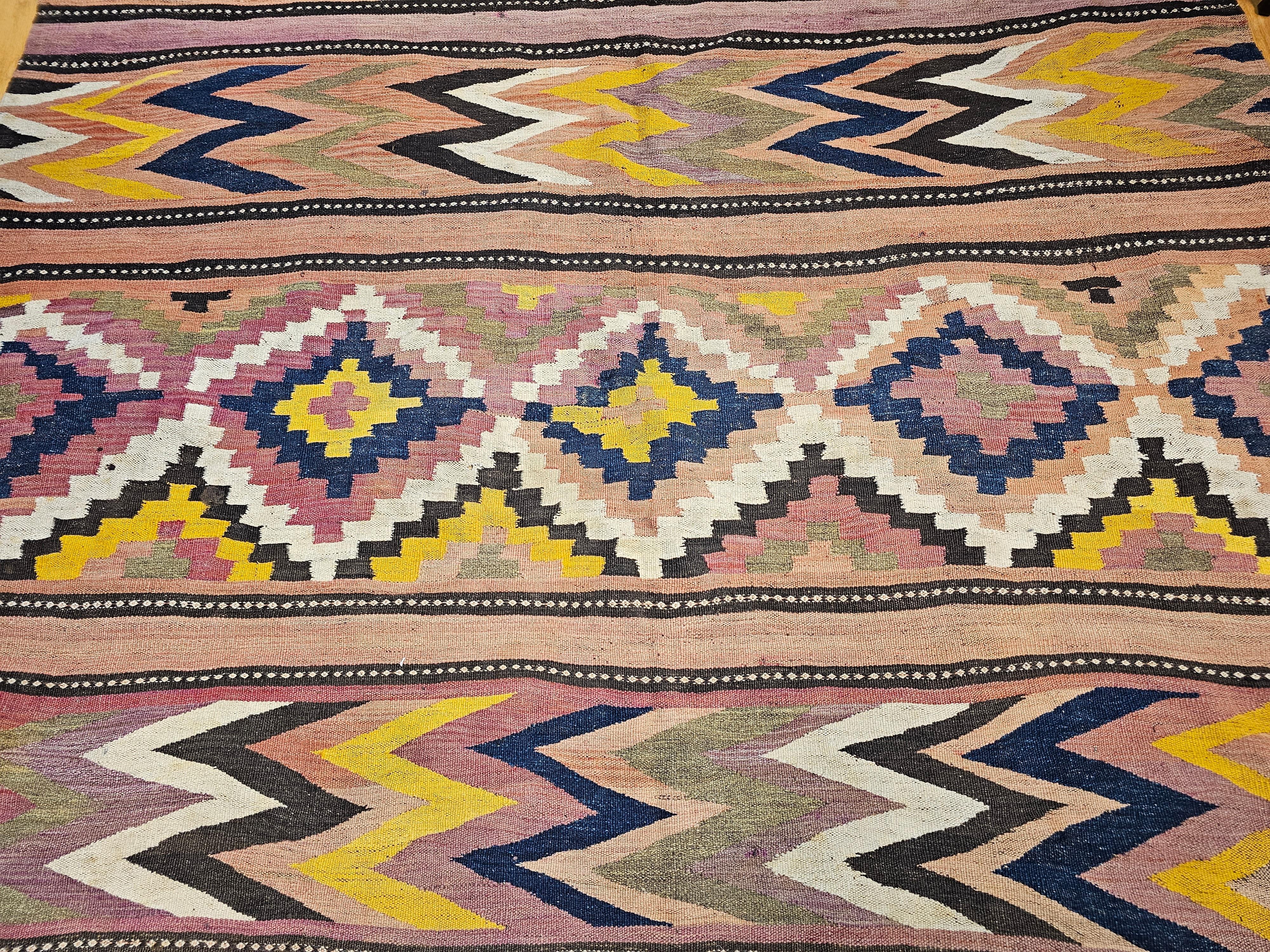 20ième siècle Kilim marocain surdimensionné vintage à motif géométrique avec couleurs du Sud-Ouest en vente