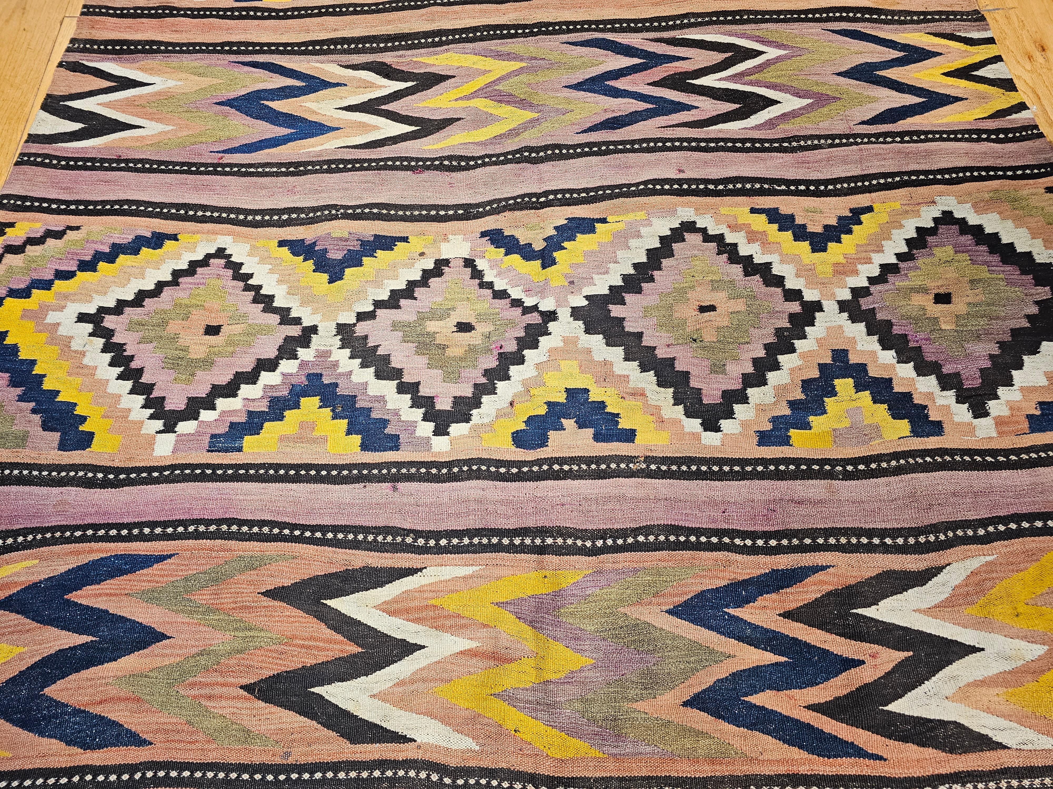 Laine Kilim marocain surdimensionné vintage à motif géométrique avec couleurs du Sud-Ouest en vente