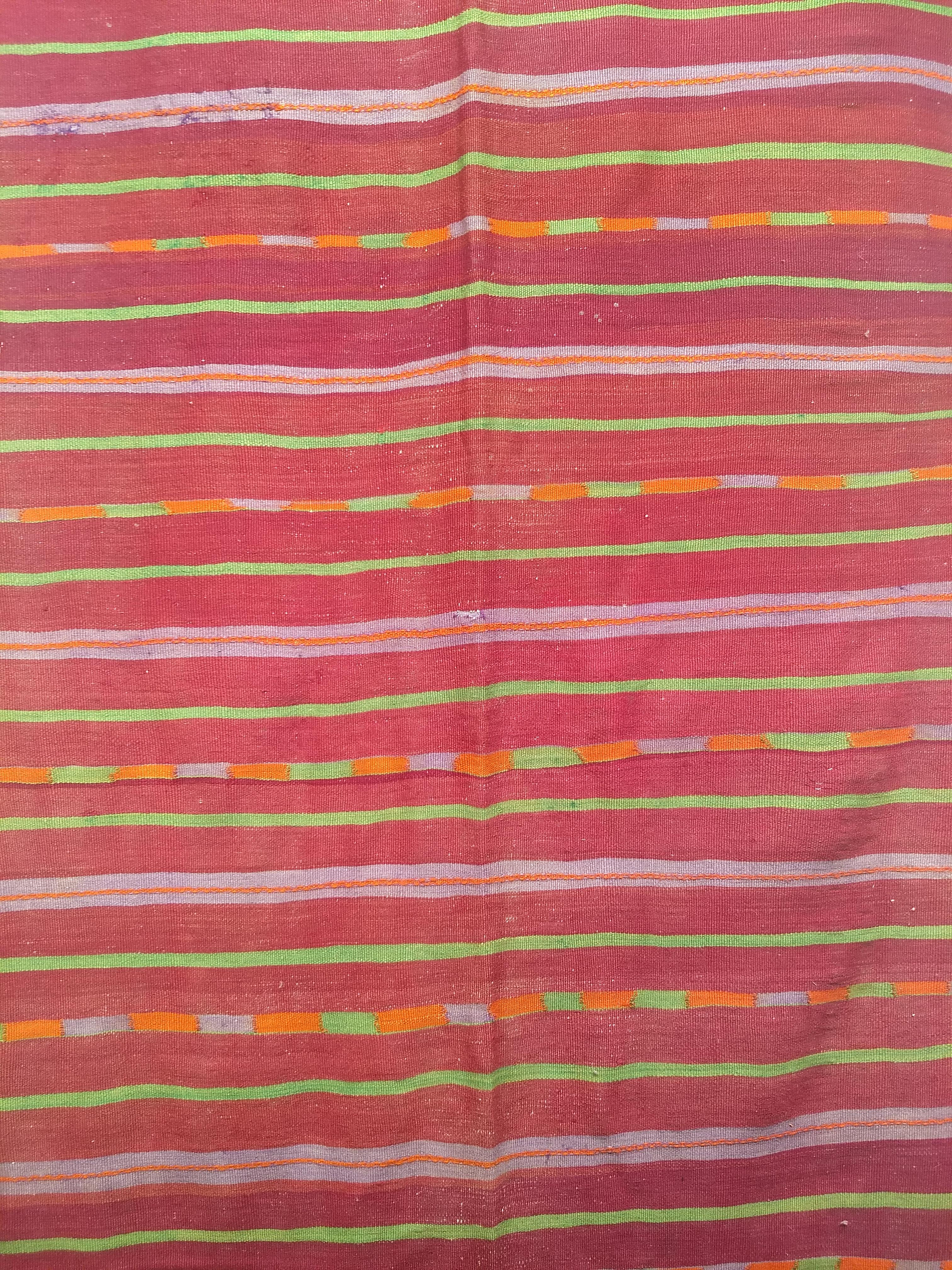 Vintage surdimensionné  Kilim marocain à motif rayé en lavande, rouge, vert